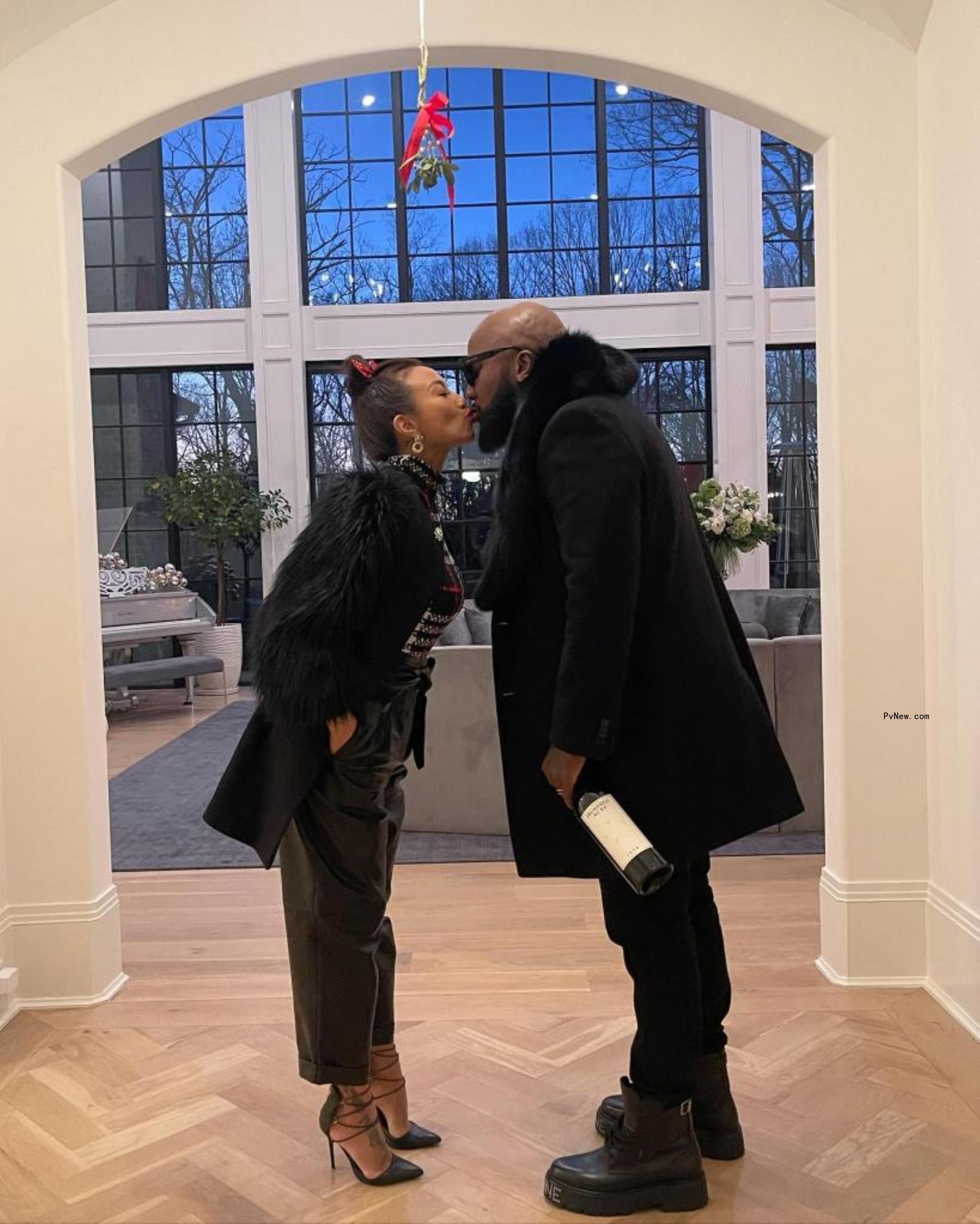 Jeannie Mai and Jeezy kissing.