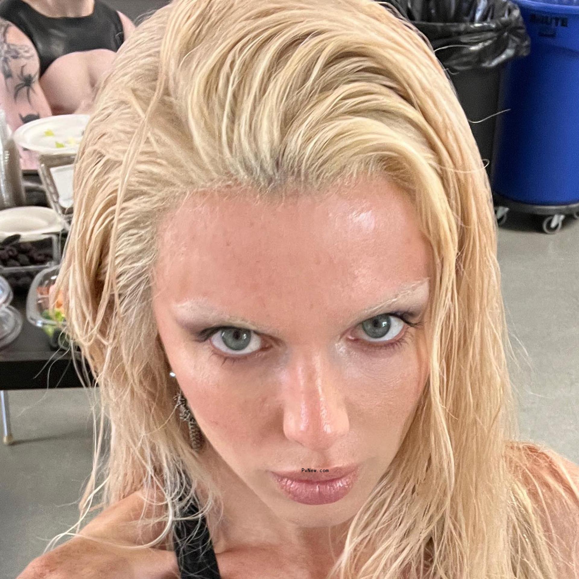Julia Fox.