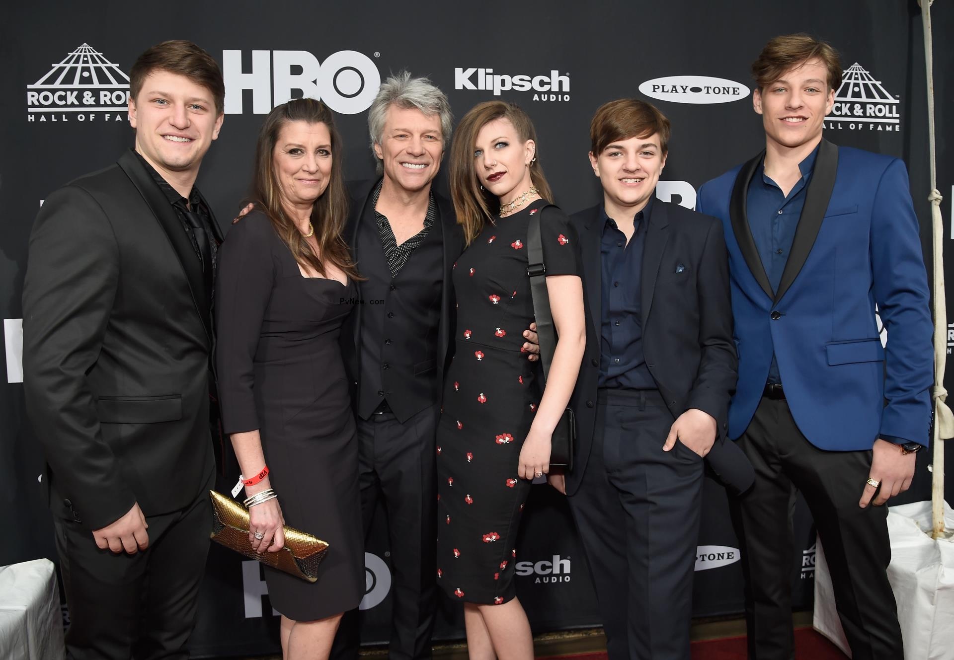 Jon Bon Jovi, Dorothea Hurley and their four kids posing together 