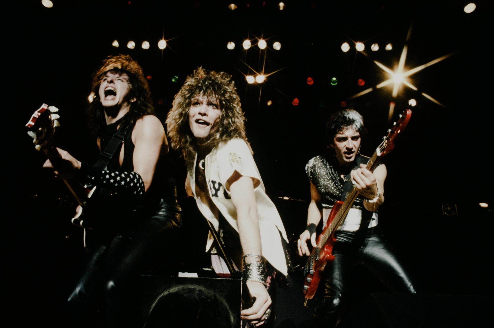 Jon Bon Jovi o<i></i>nstage with his bandmates.