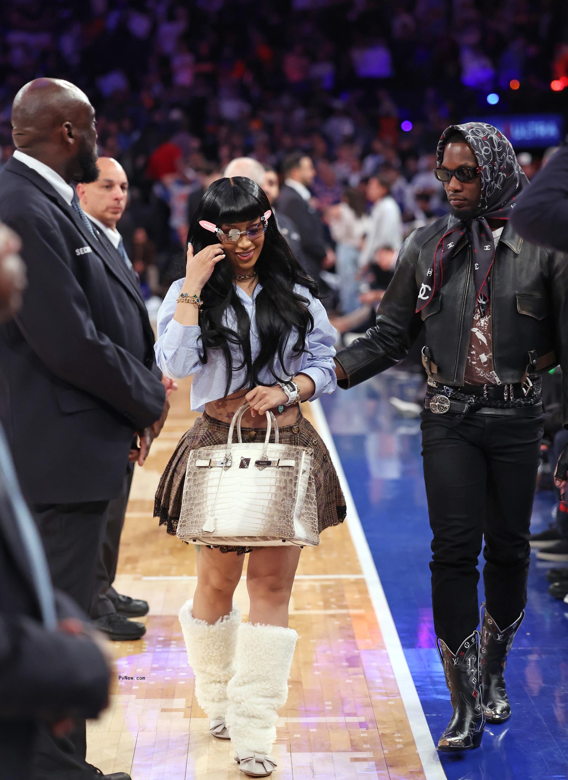 cardi b and offset walking to their nba<i></i>seats