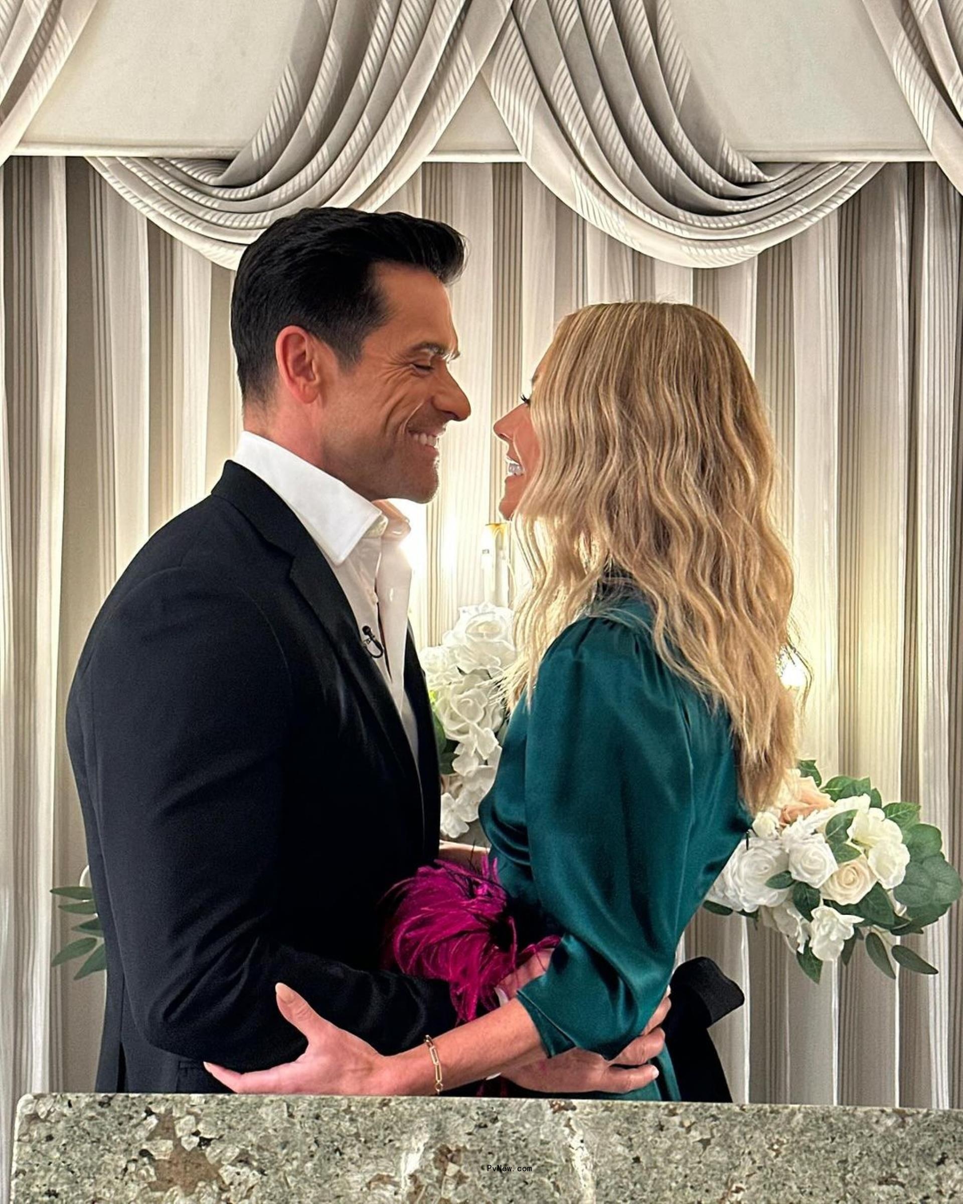 Kelly Ripa wants Mark Co<i></i>nsuelos PDA