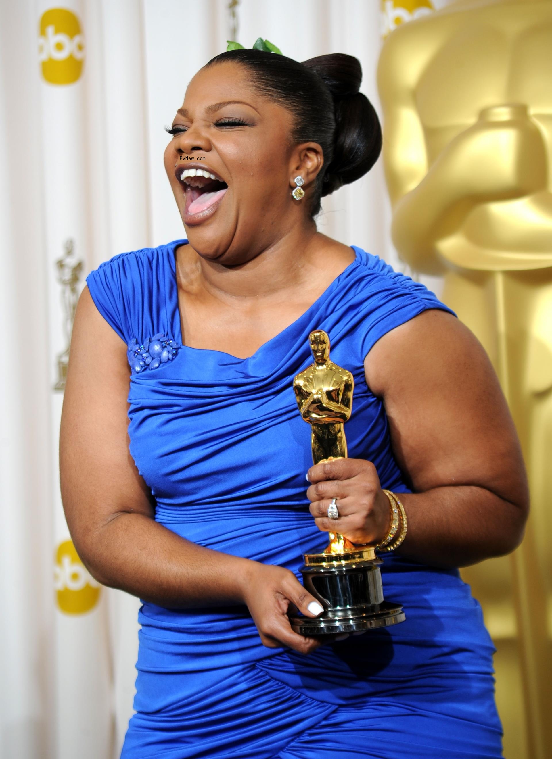 Mo'Nique holding her Oscar award in 2010.