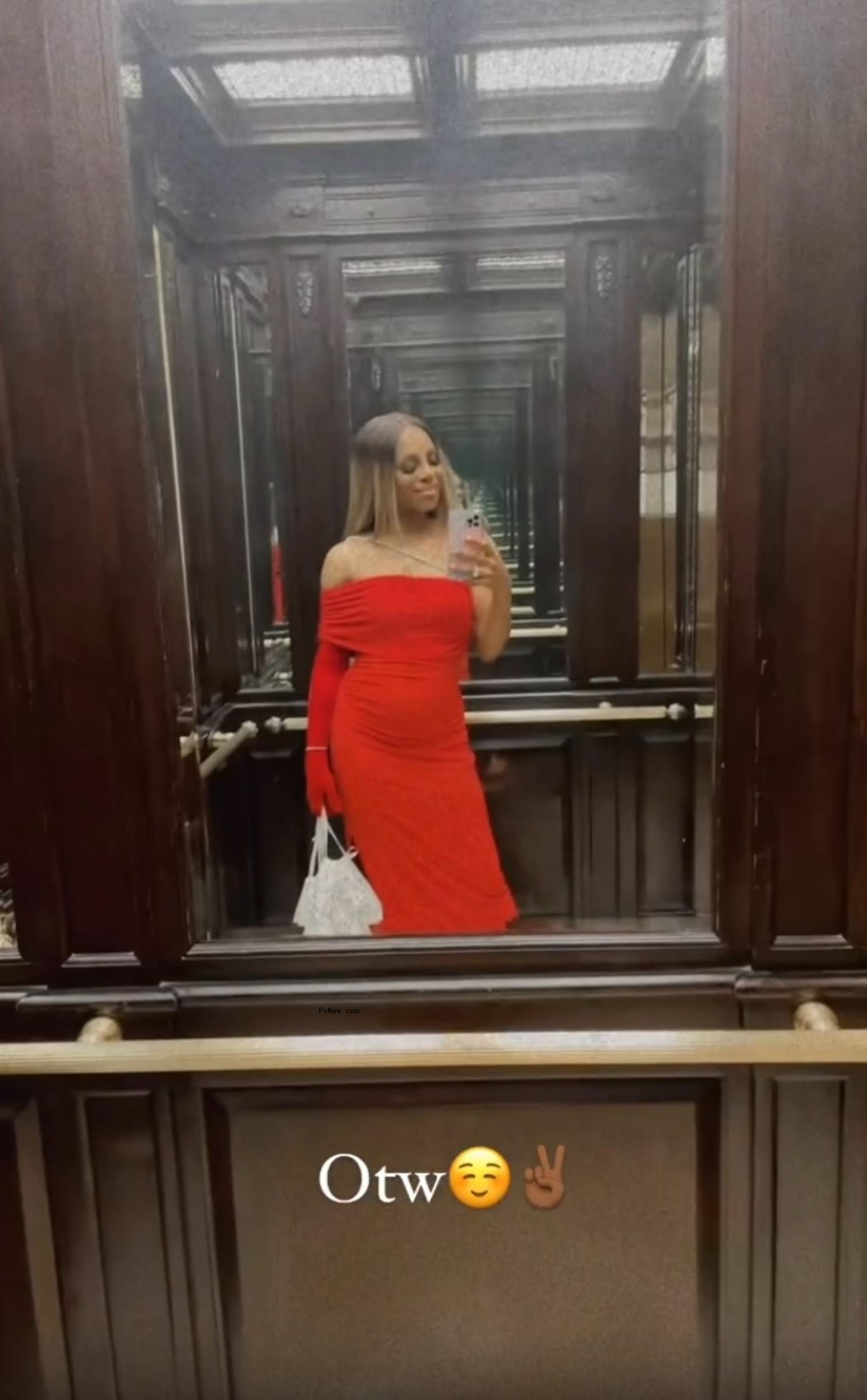 A mirror selfie of Candiace Dillard-Bassett 