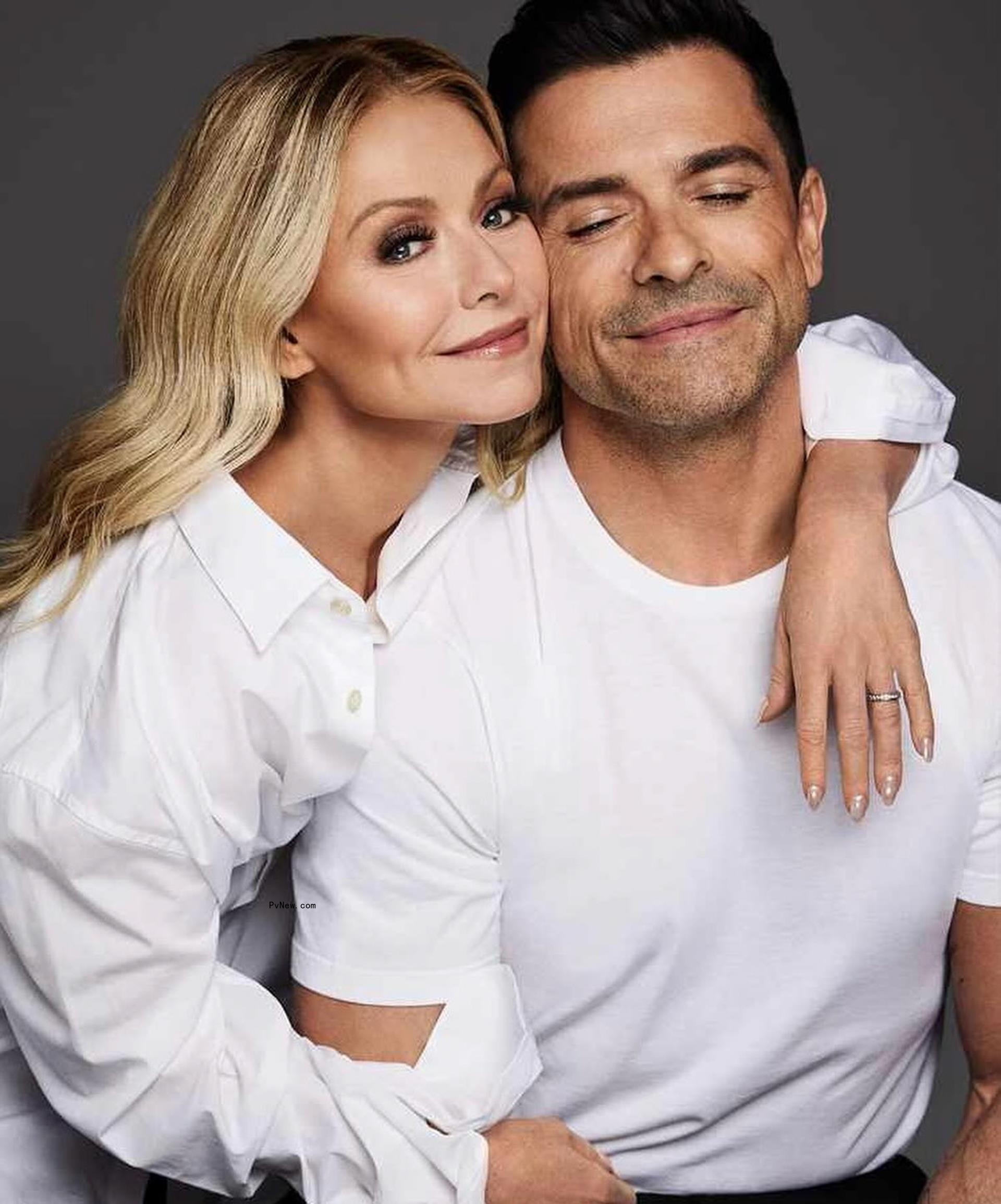Kelly Ripa and Mark Co<i></i>nsuelos posing together