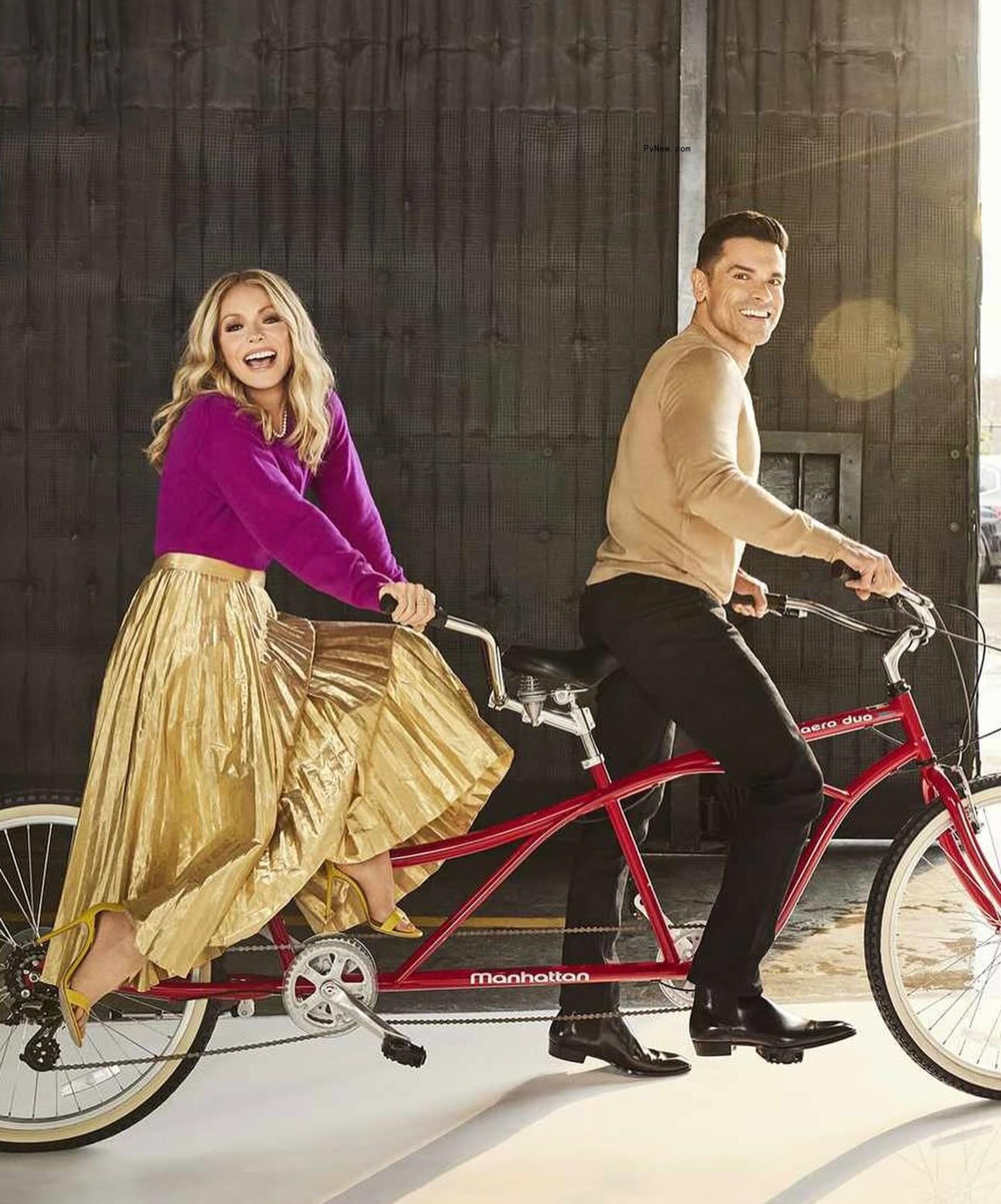 Kelly Ripa and Mark Co<i></i>nsuelos at their wedding chapel 