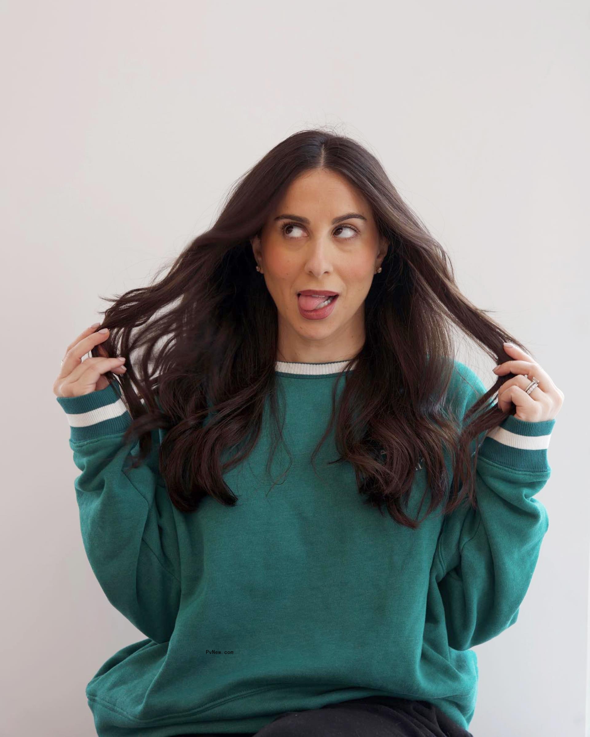 Claudia Oshry showing off her hair. 