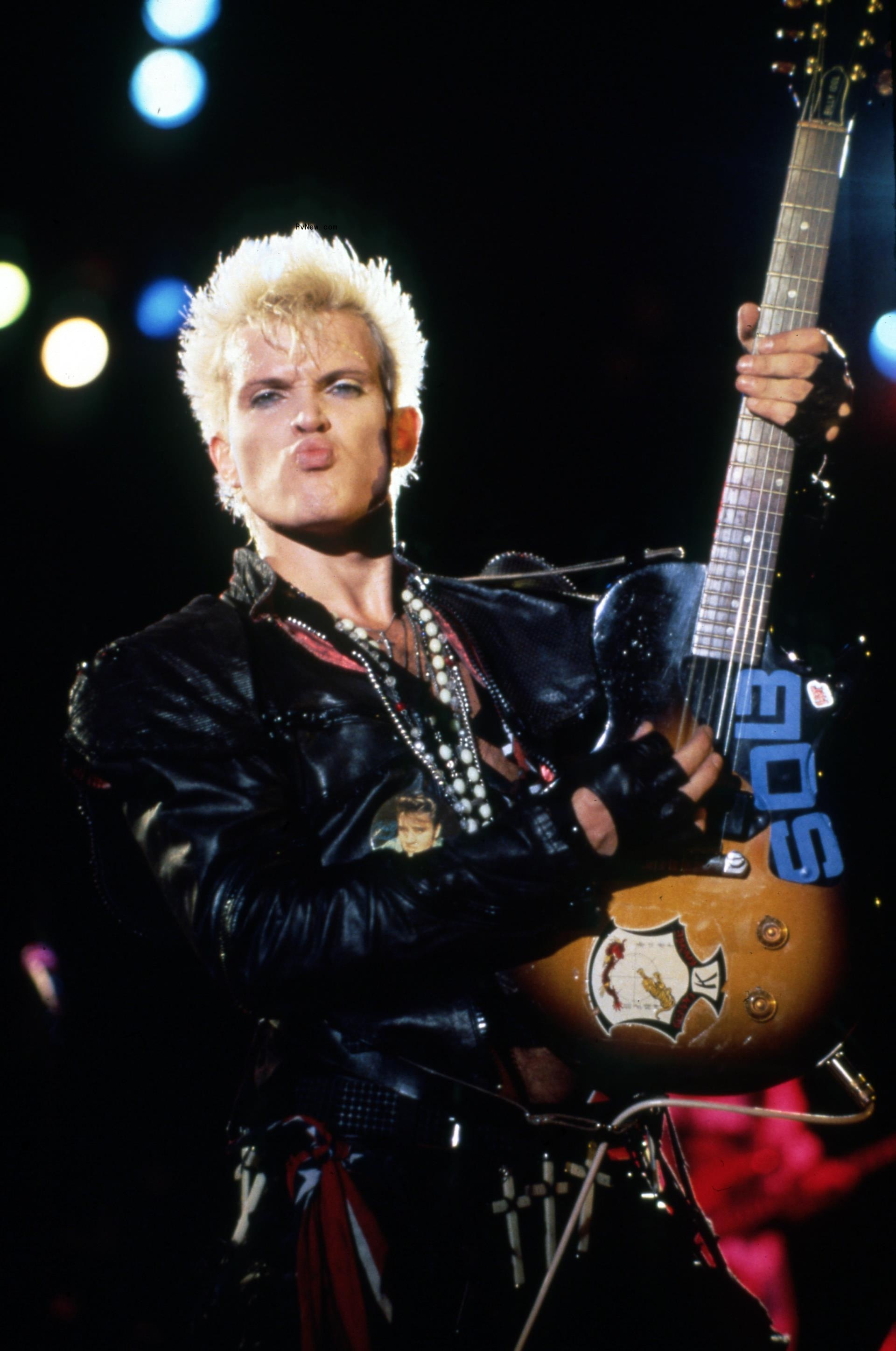 Billy Idol performing