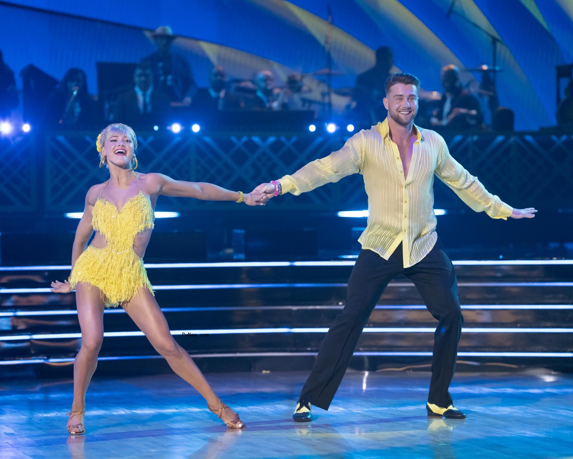 Rylee Arnold and Harry Jowsey dancing.