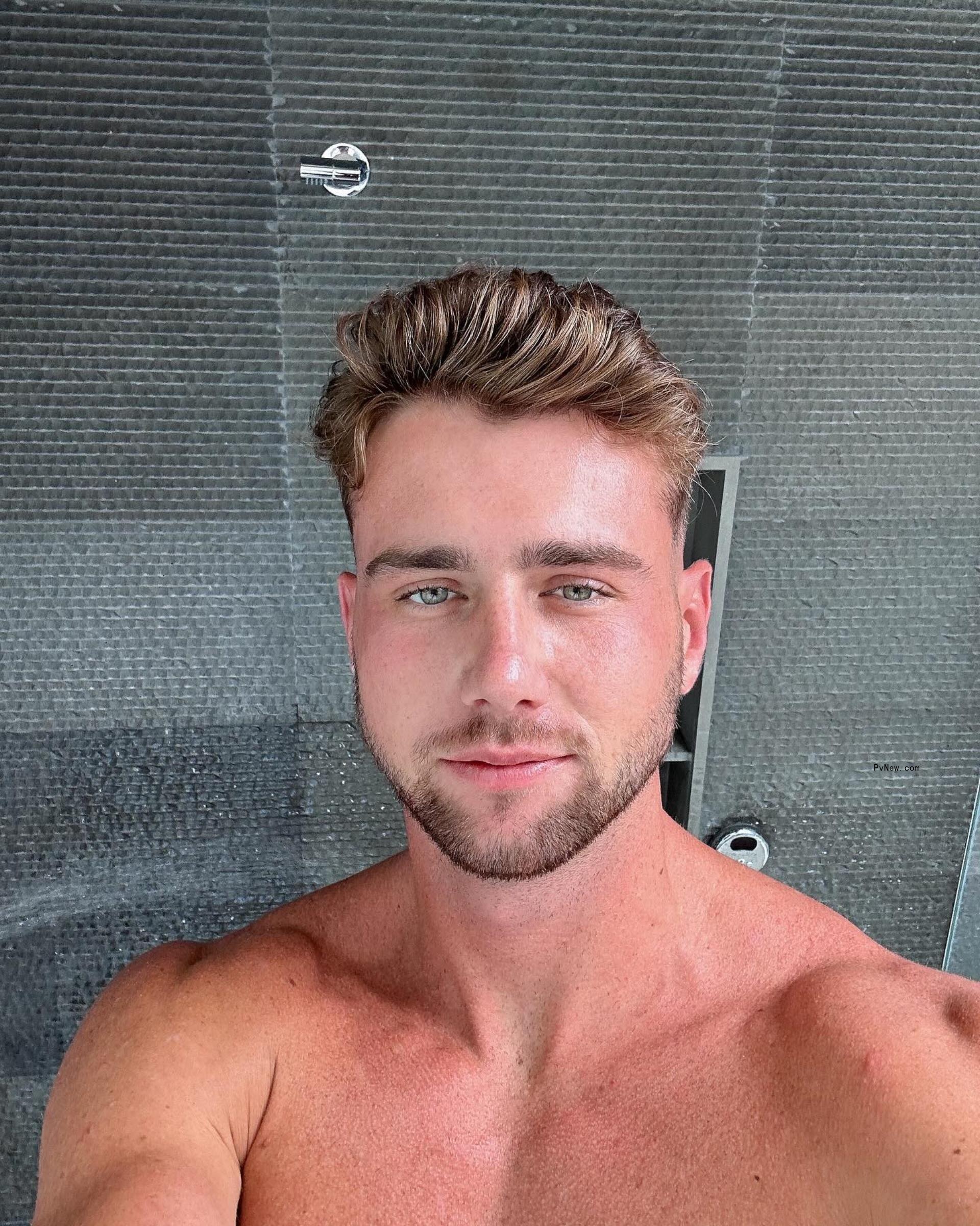 Harry Jowsey selfie