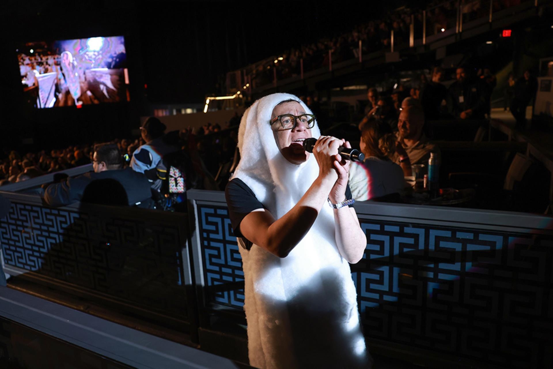 Fred Armisen singing at Netflix Is A Joke Festival.