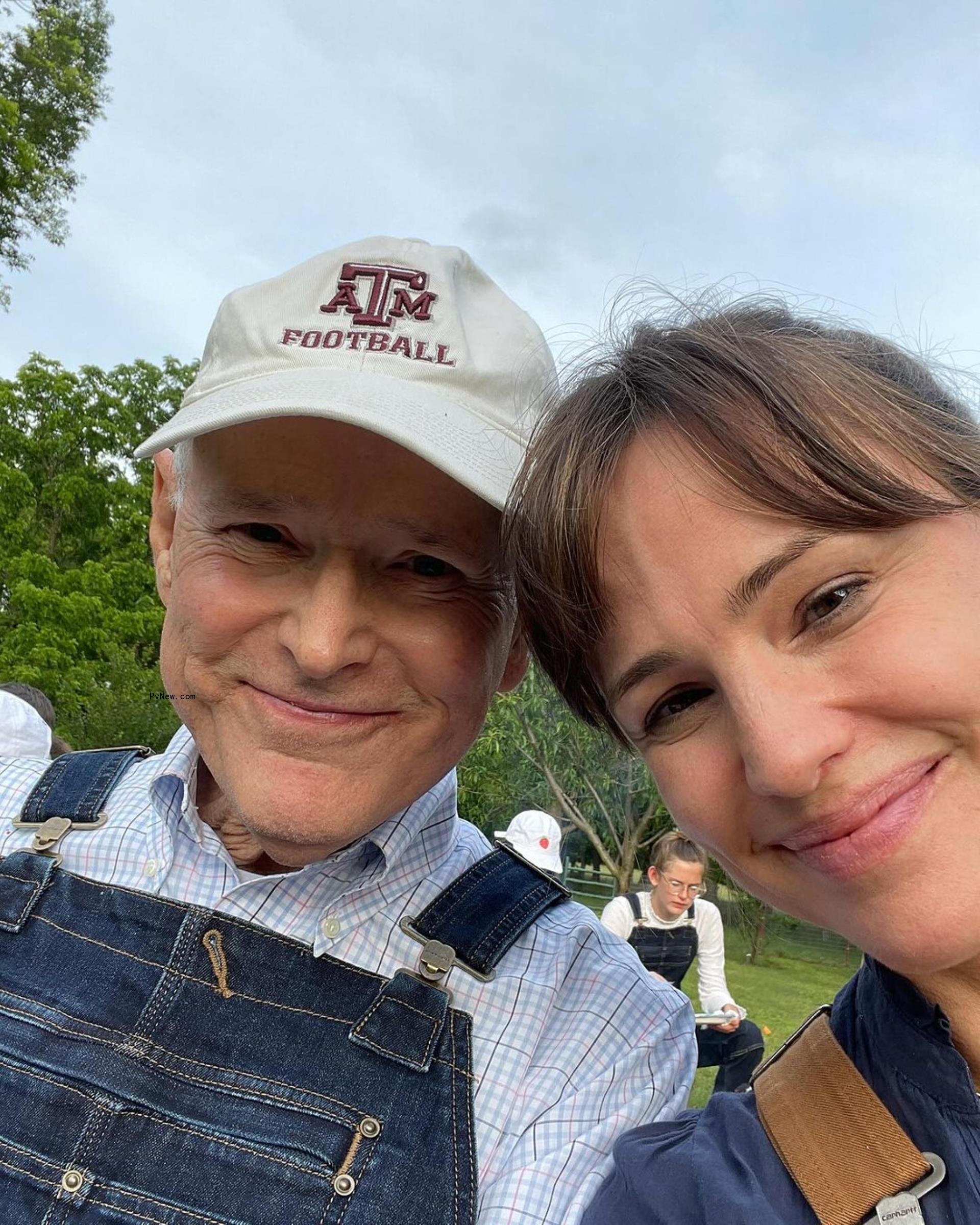 A selfie of Jennifer Garner and her dad
