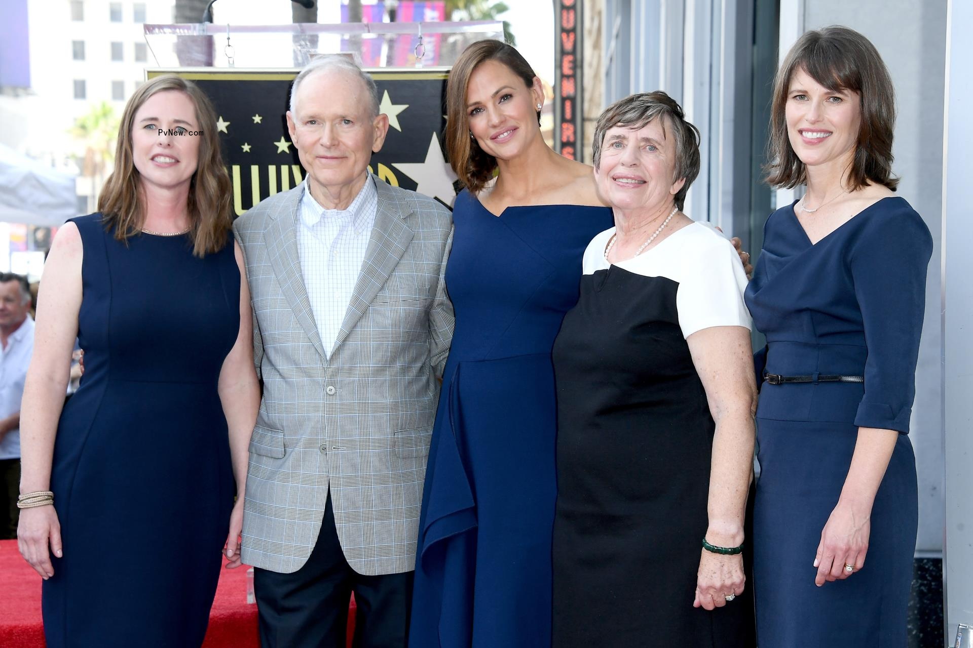 Susannah Kay Garner Carpenter, William John Garner, Jennifer Garner, Patricia Ann Garner, and Melissa Garner Wylie posing for a photo together