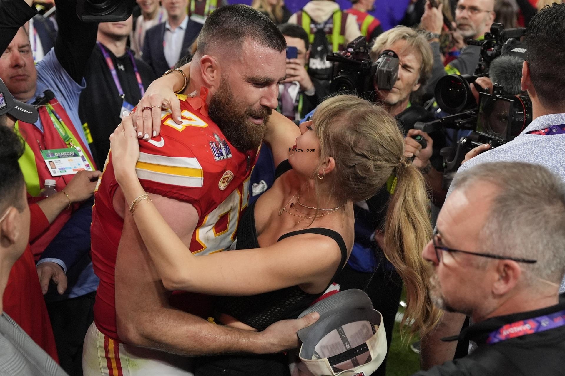 Taylor Swift and Travis Kelce hugging.