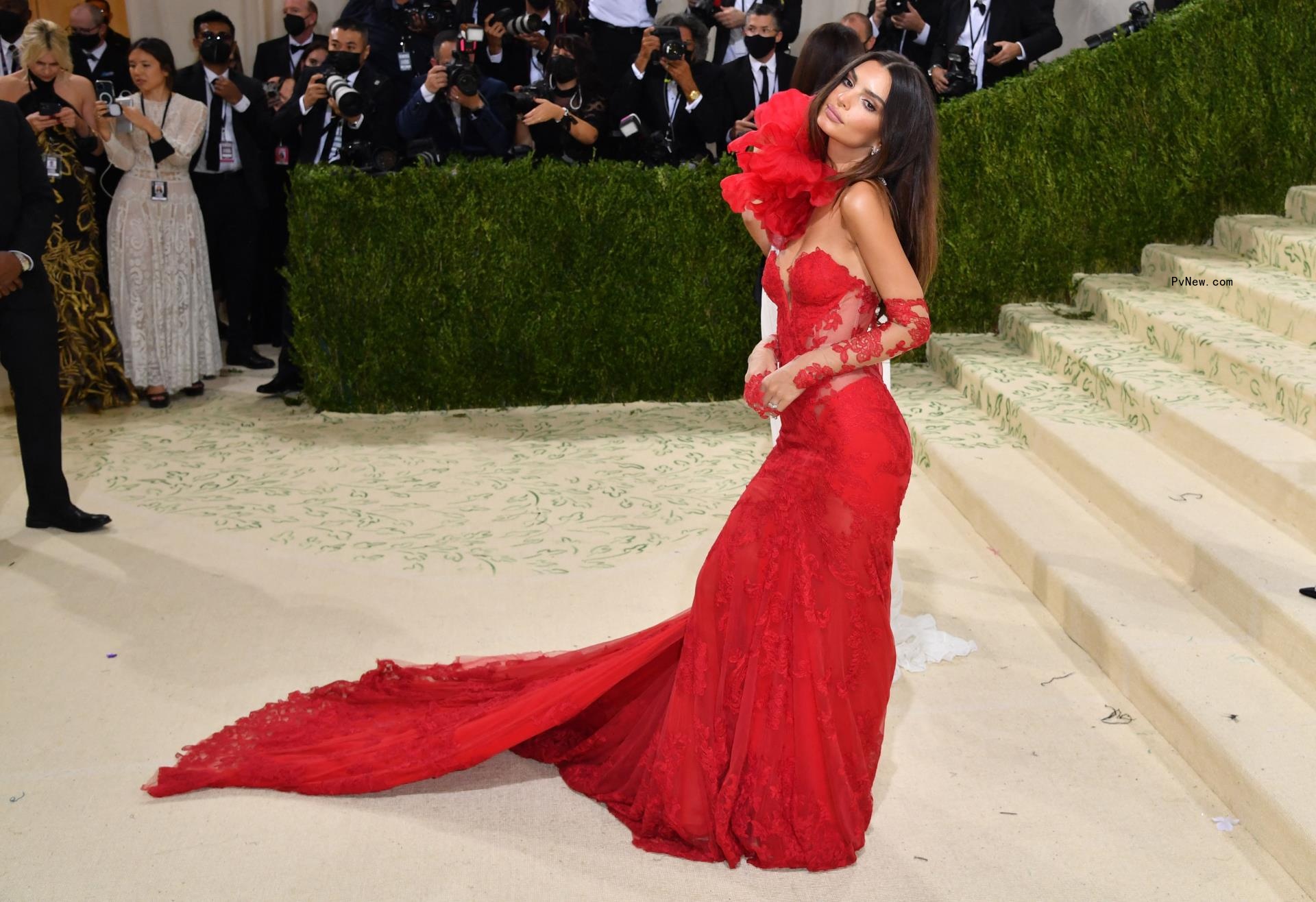 Emily Ratajkowski arrives for the 2021 Met Gala