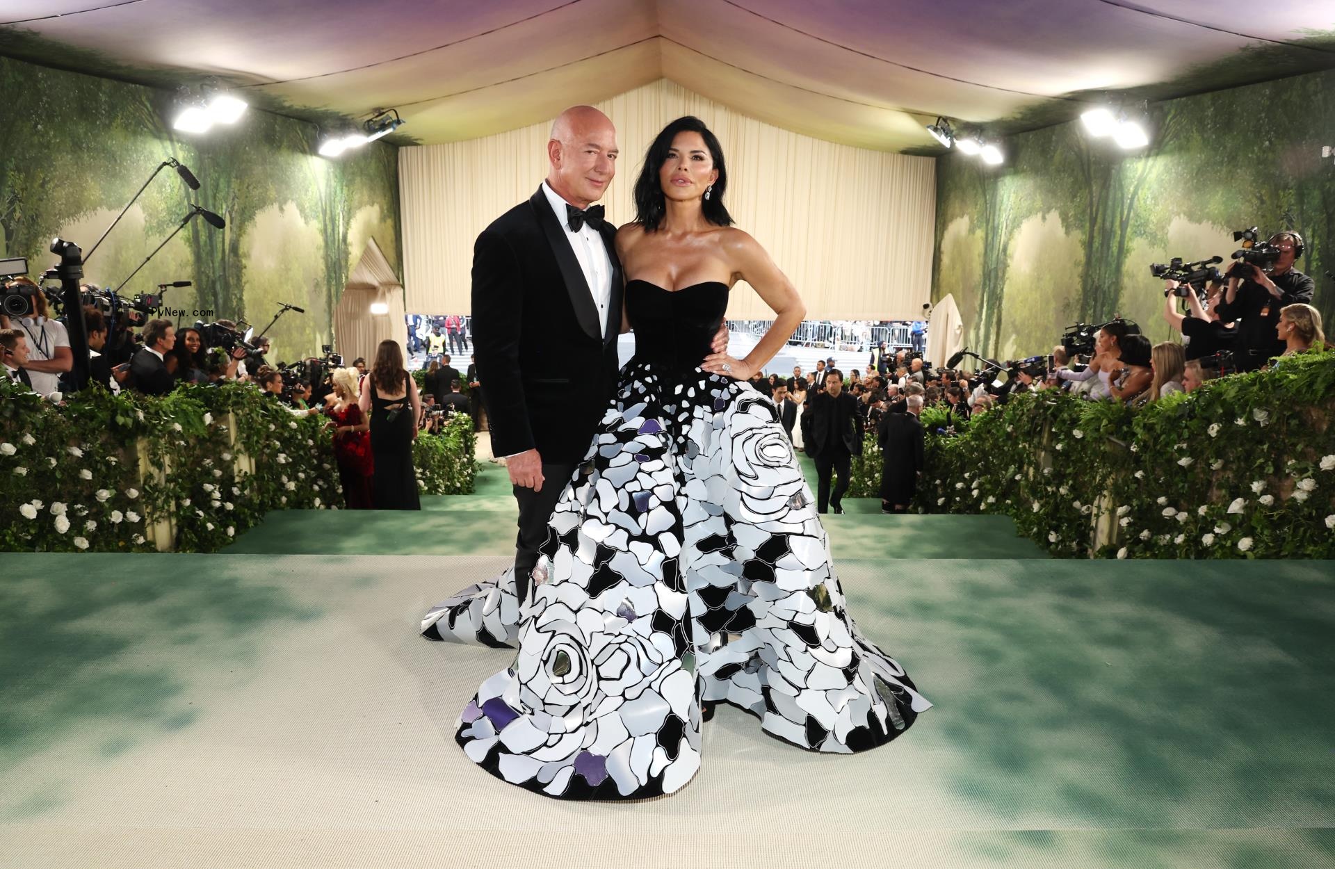 Lauren Sáncnez and Jeff Bezos