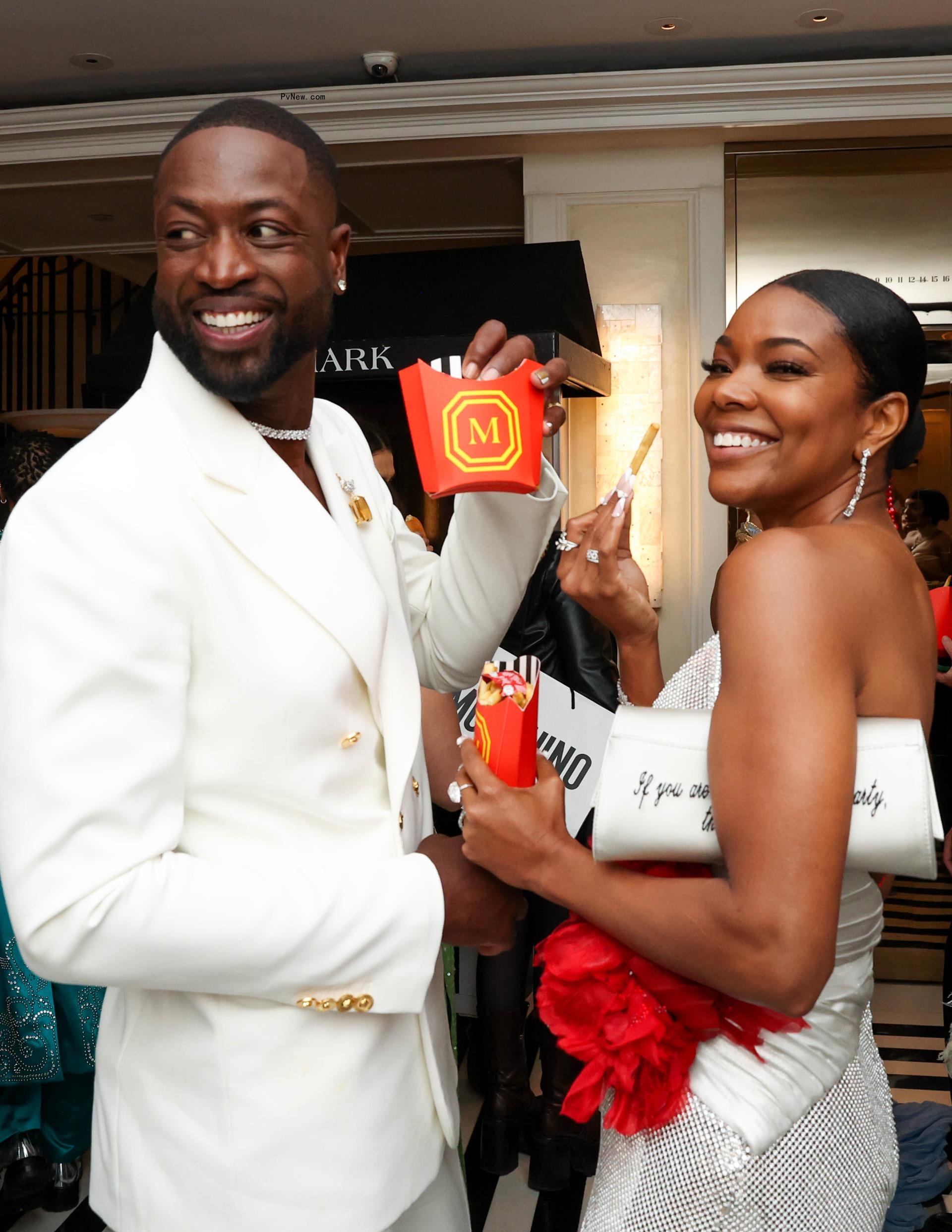 Gabrielle Unio<i></i>n and Dwyane Wade eating french fries at The Mark. 