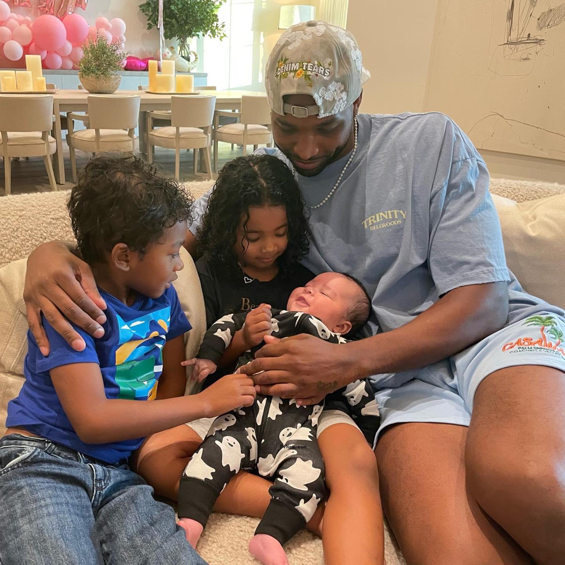 Tristan Thompson sitting with his kids