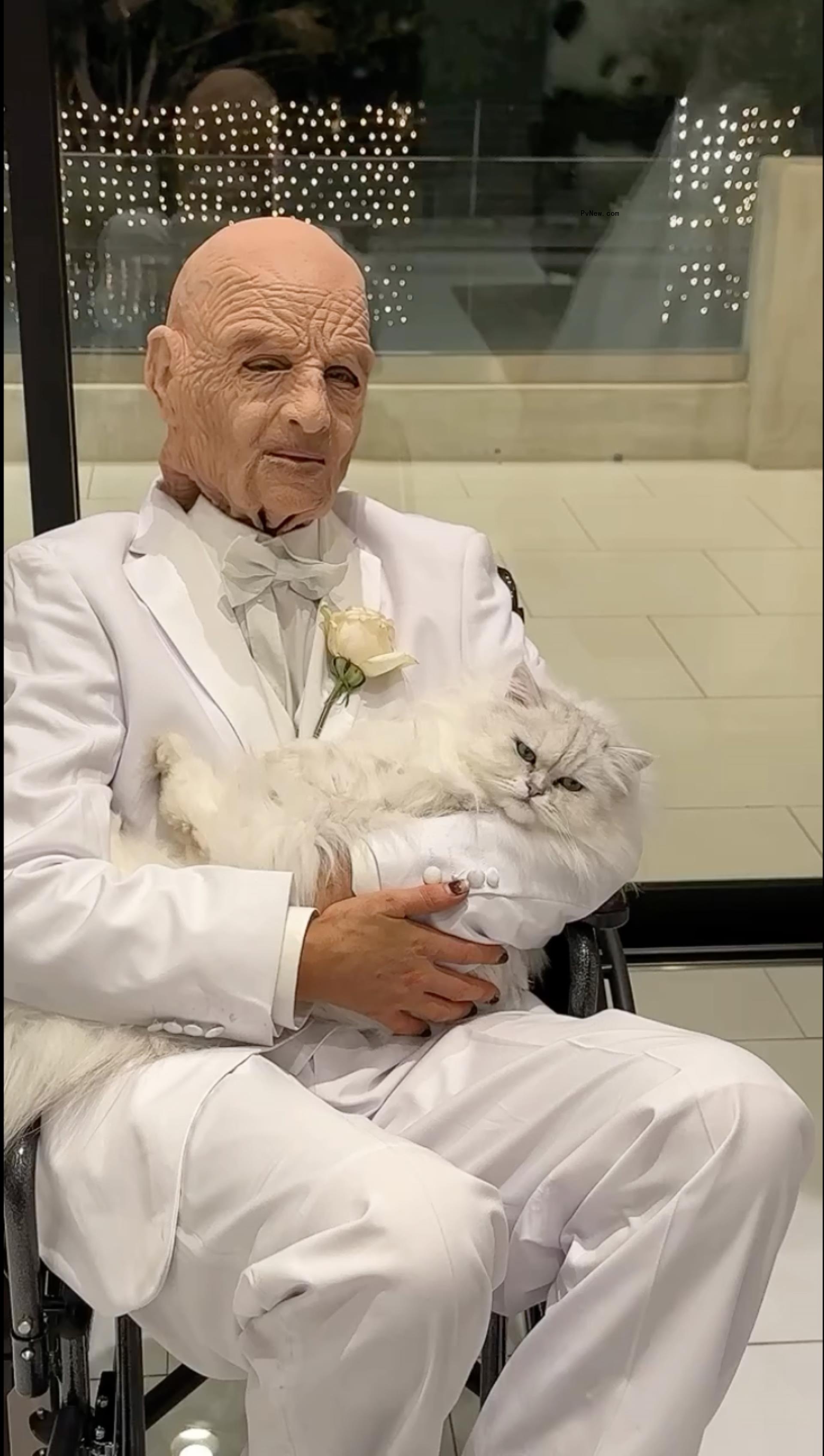 Kate Beckinsale dressed as an old man