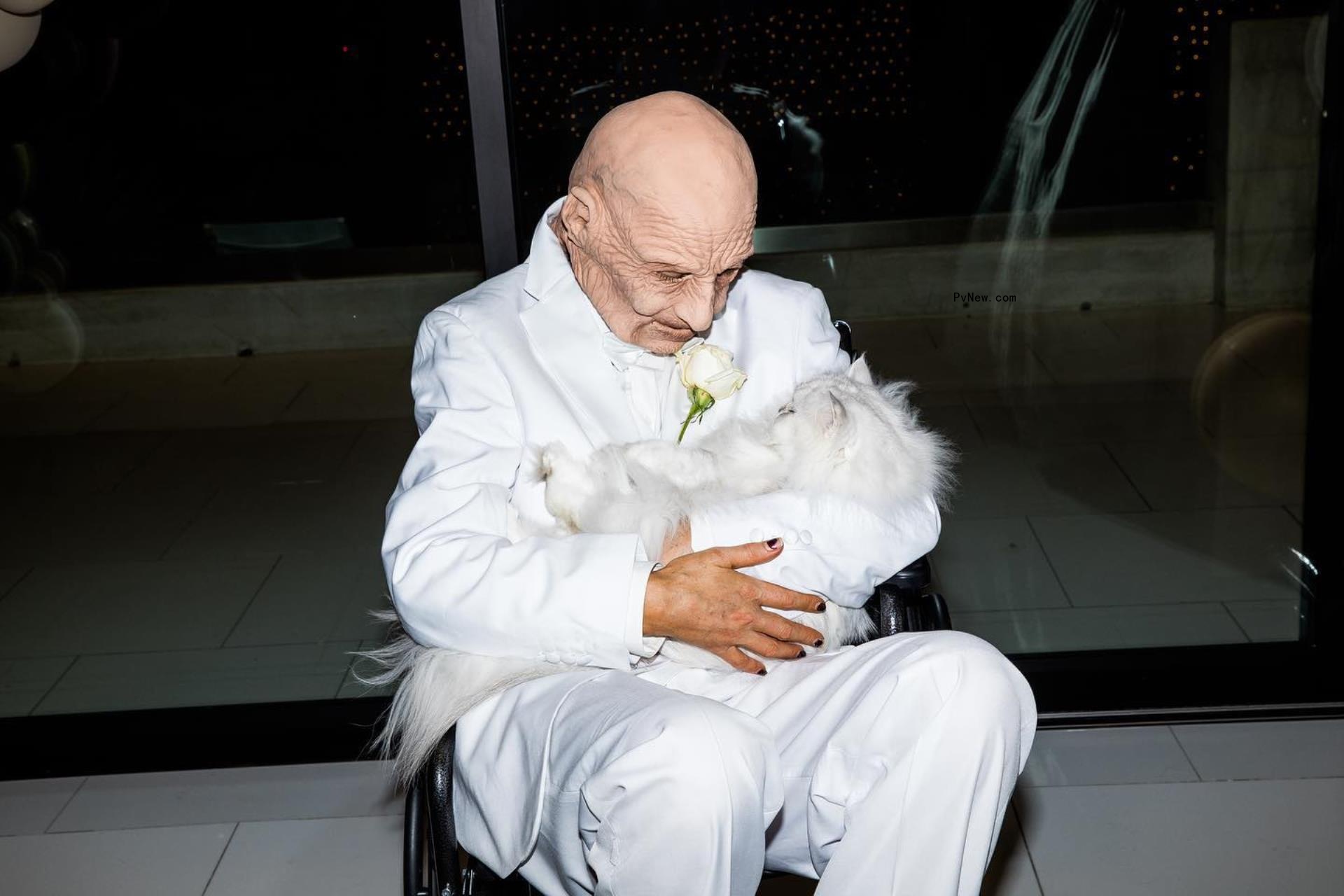 Kate Beckinsale dressed as an old man