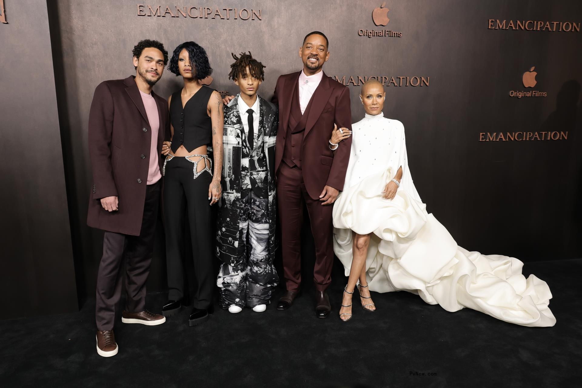 Trey Smith, Willow Smith, Jaden Smith, Will Smith, and Jada Pinkett Smith on a red carpet together.