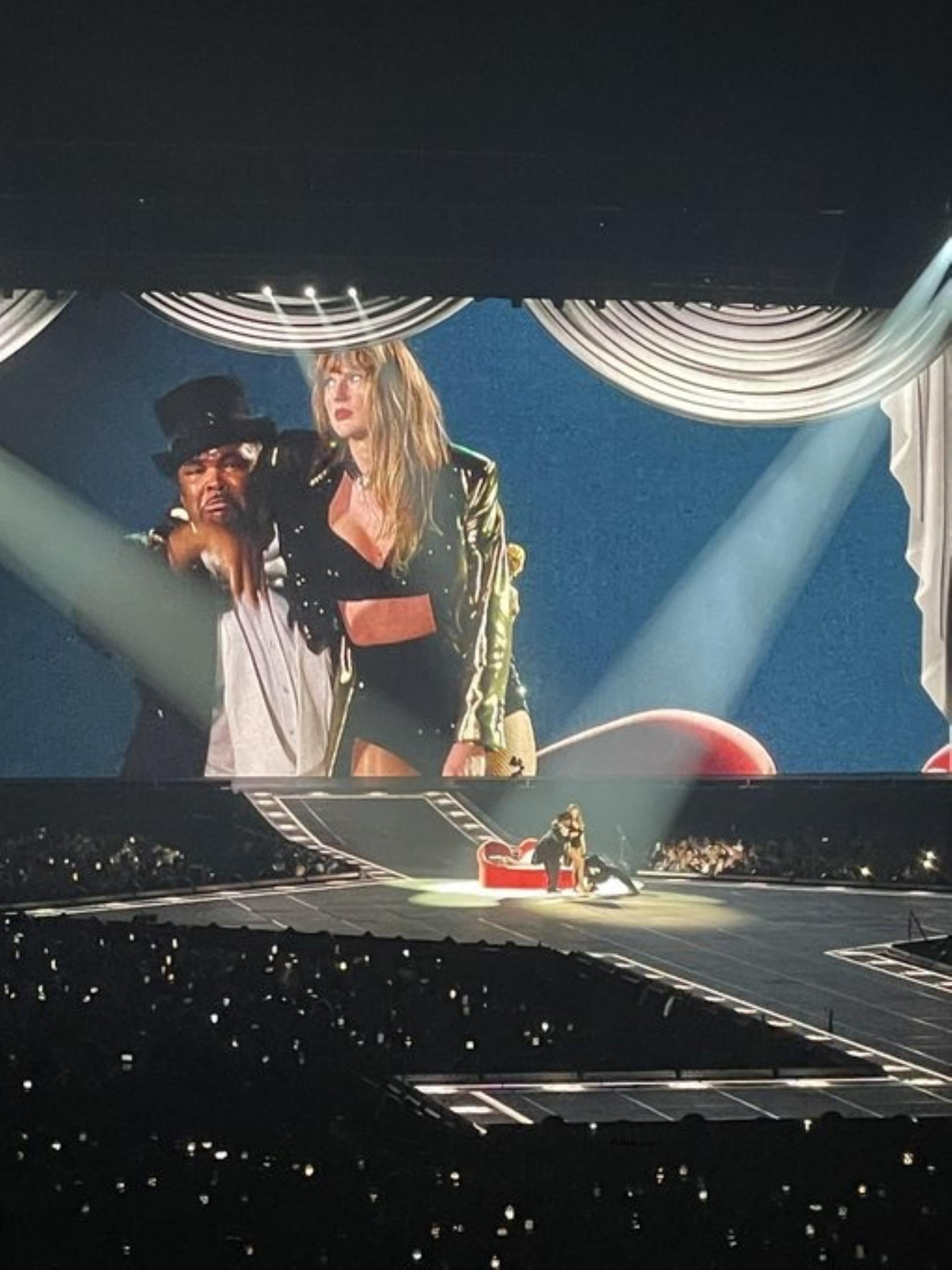 Taylor Swift performing