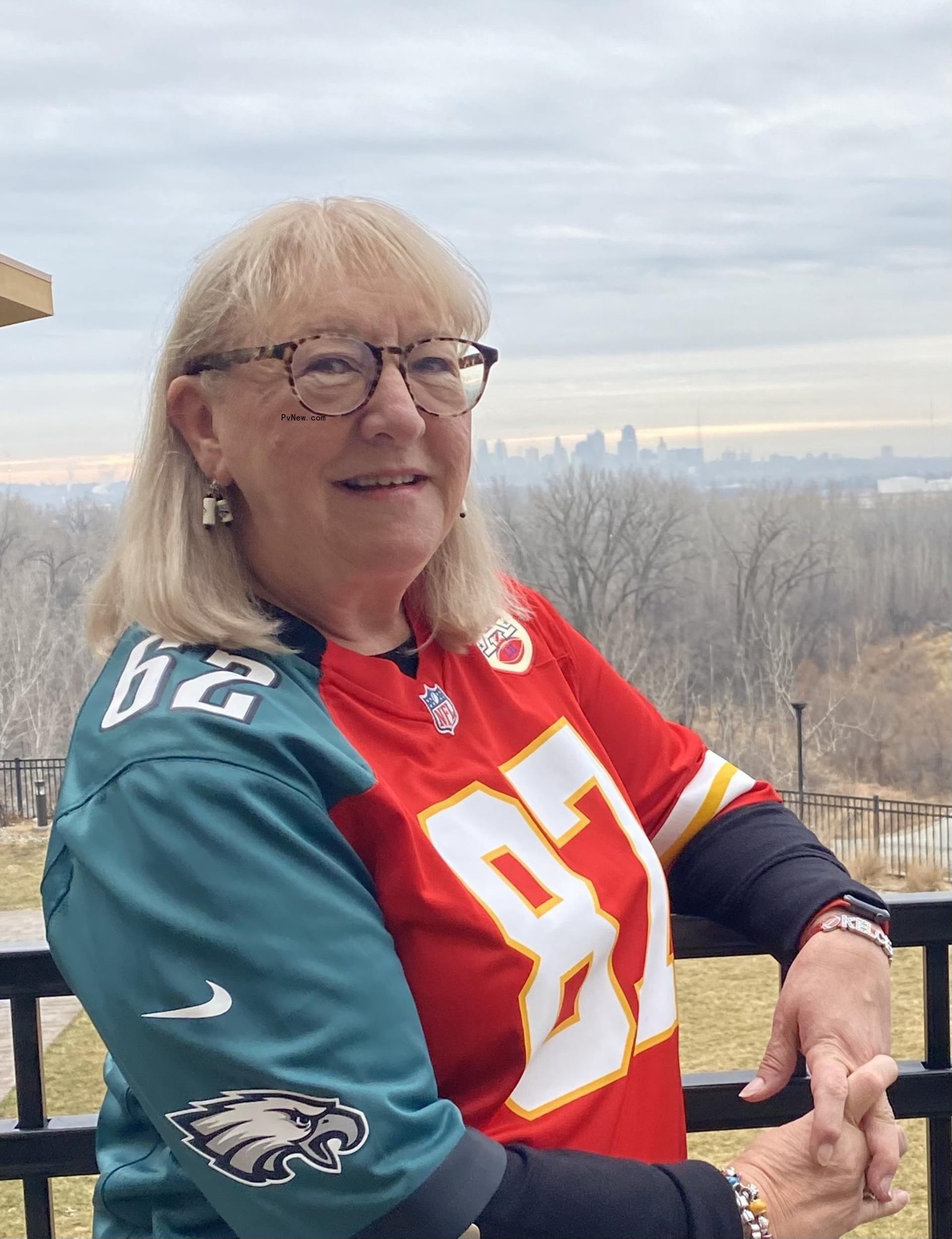 Do<i></i>nna Kelce in a Chiefs jersey.