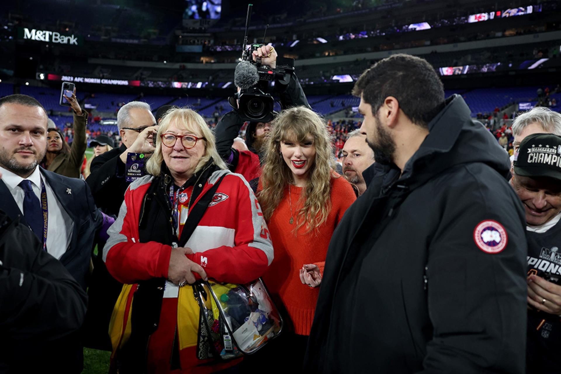 Do<i></i>nna Kelce and Taylor Swift at a Chiefs game.