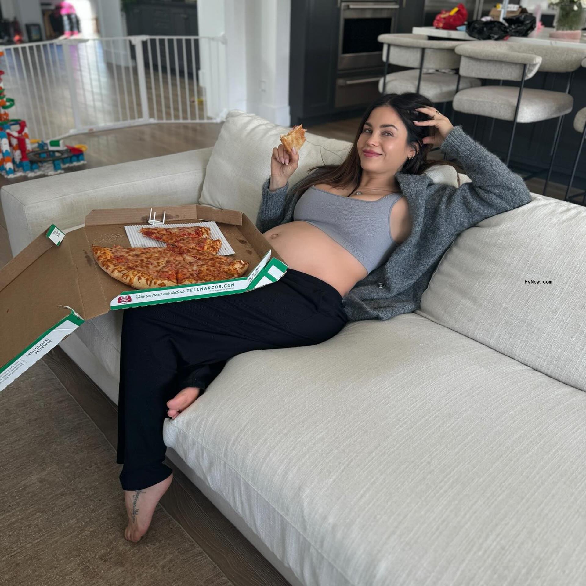 Pregnant Jenna Dewan eating pizza