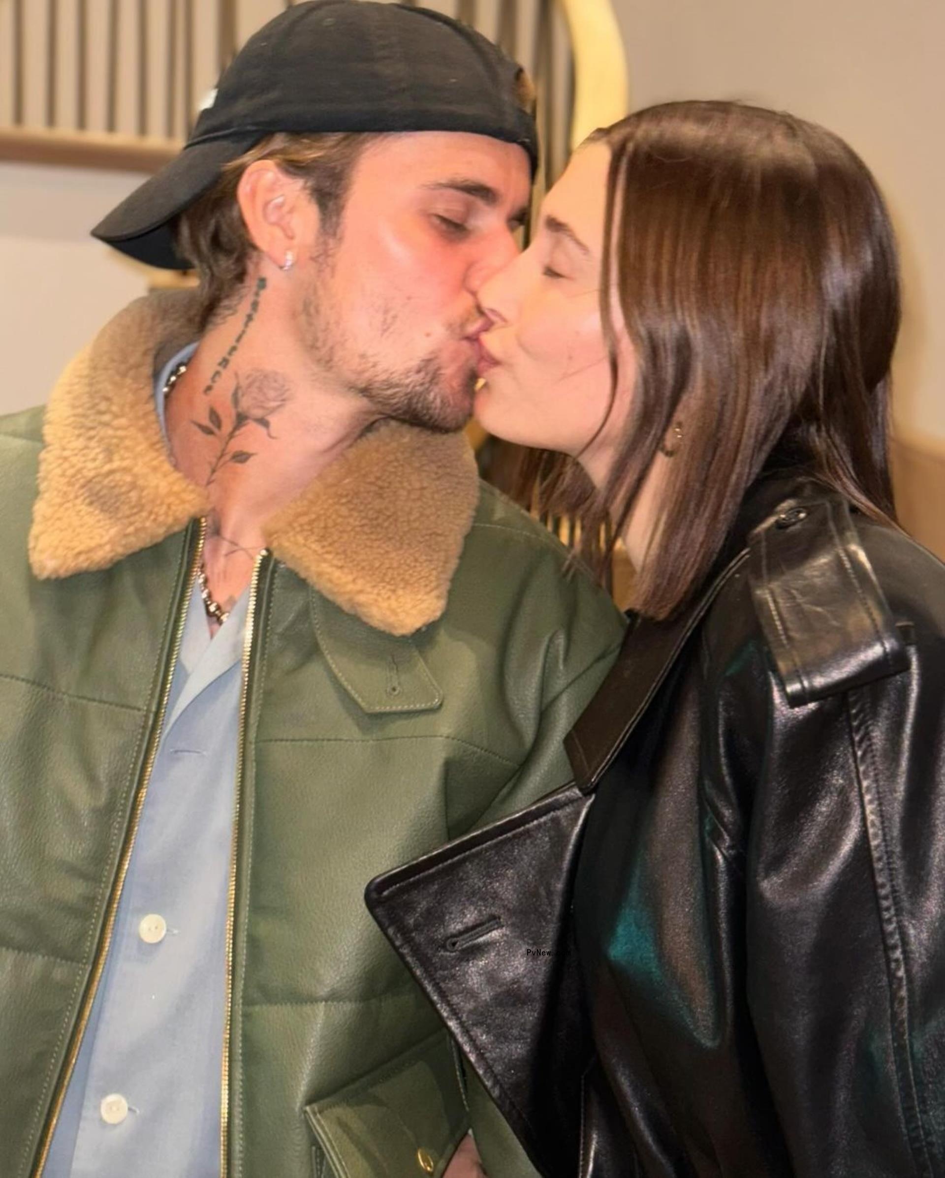 Justin Bieber passio<i></i>nately kisses wife Hailey