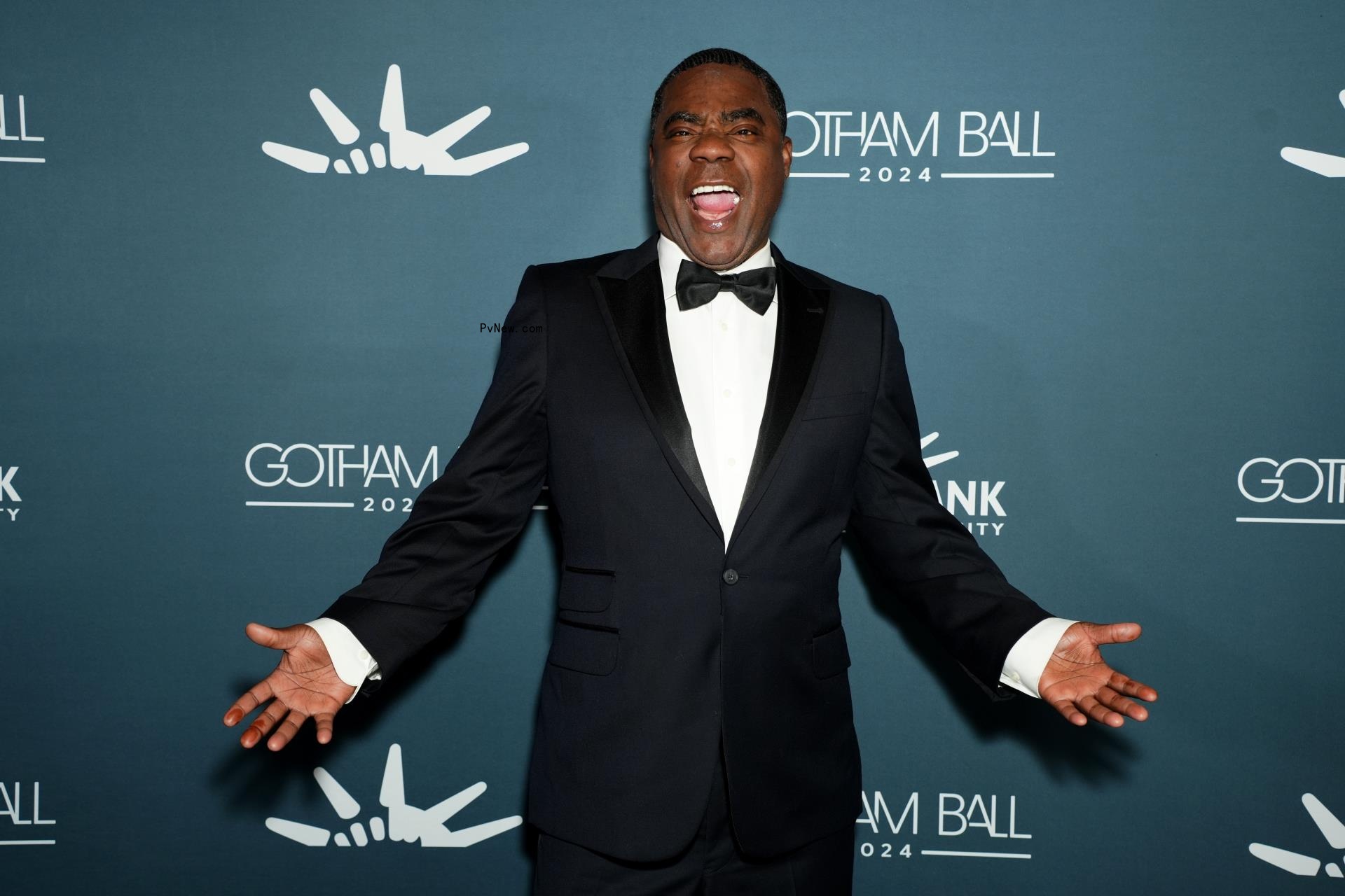 Tracy Morgan posing for a photo