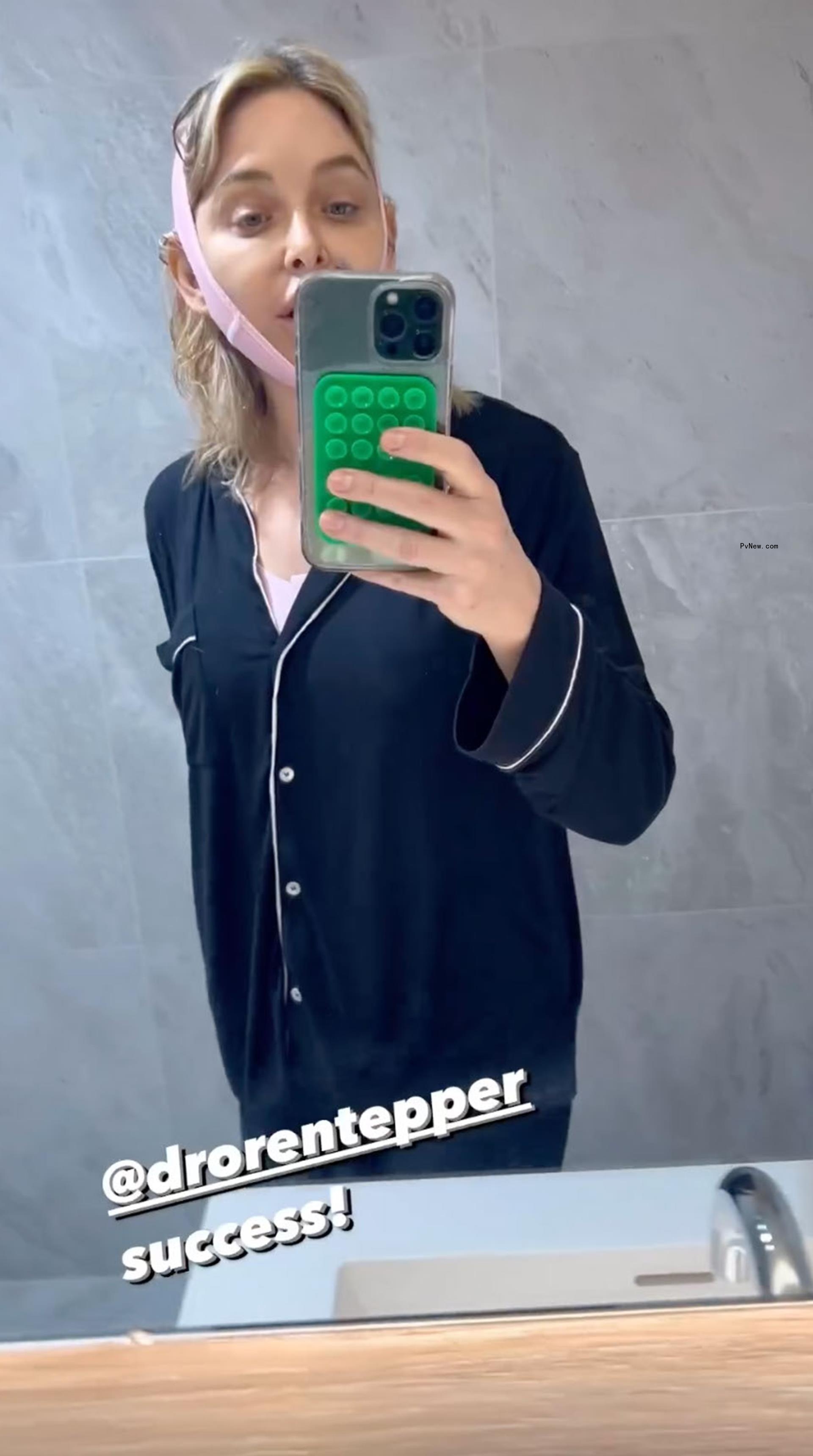 jenny mollen mirror selfie