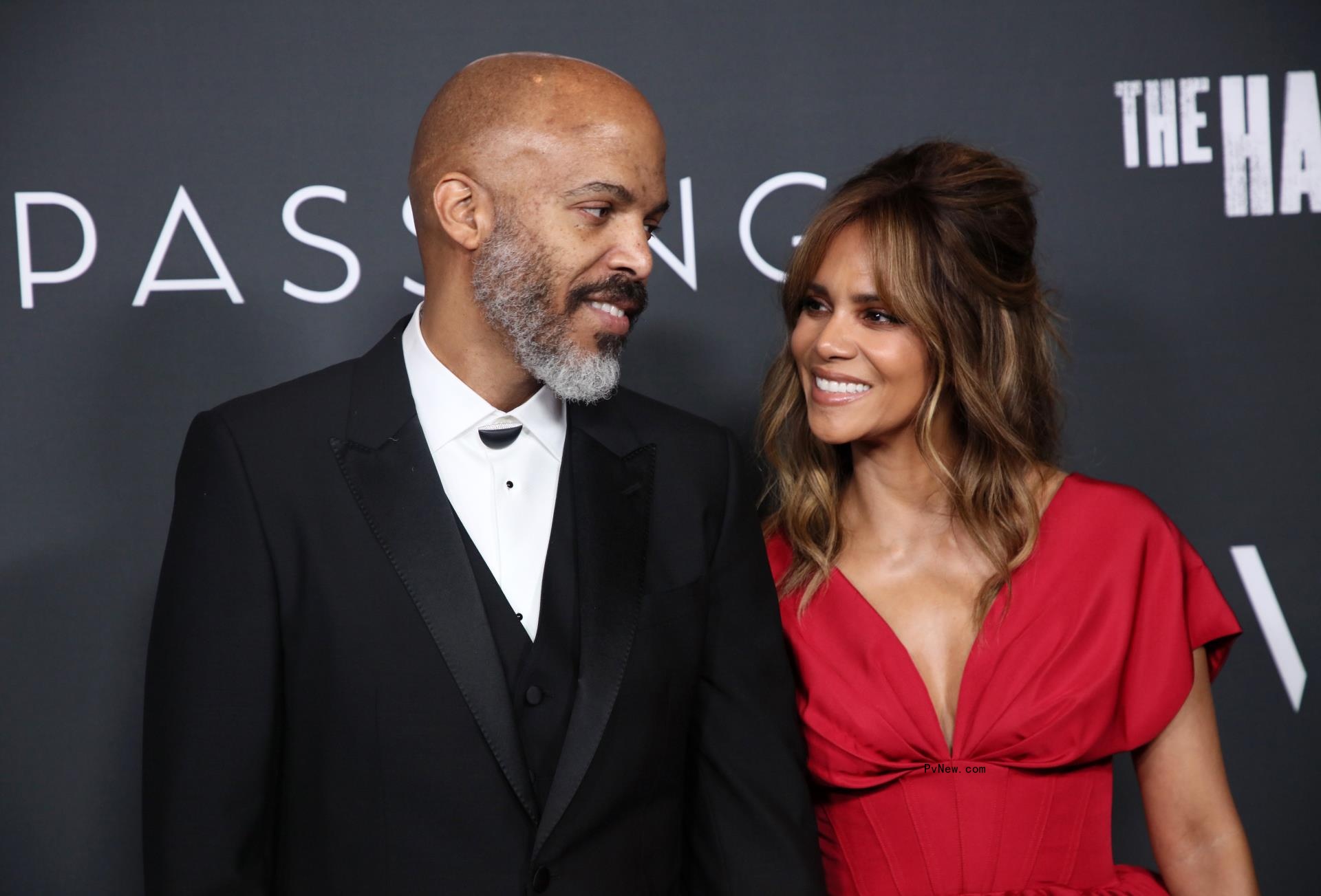 Van Hunt and Halle Berry posing