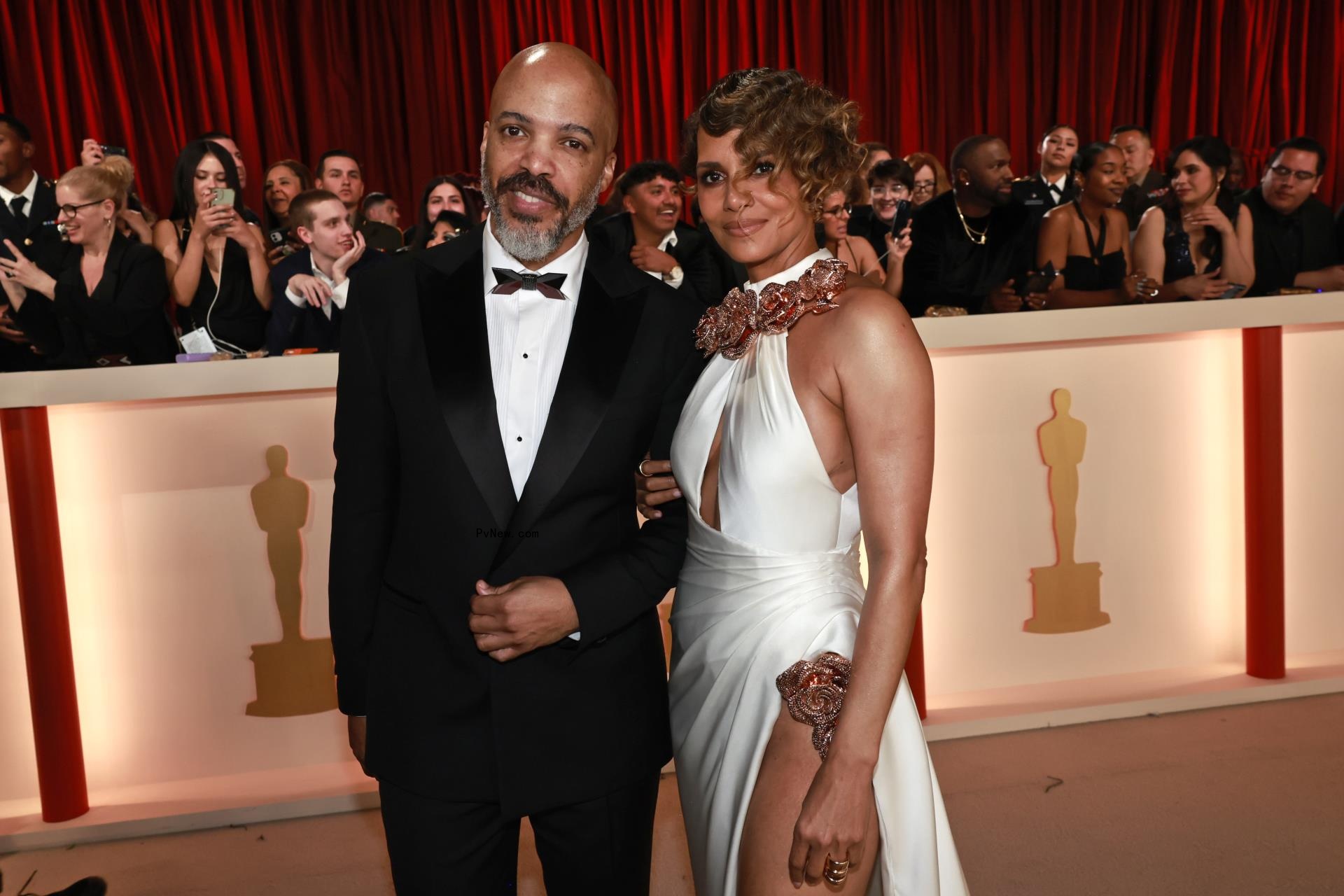 Van Hunt and Halle Berry posing together