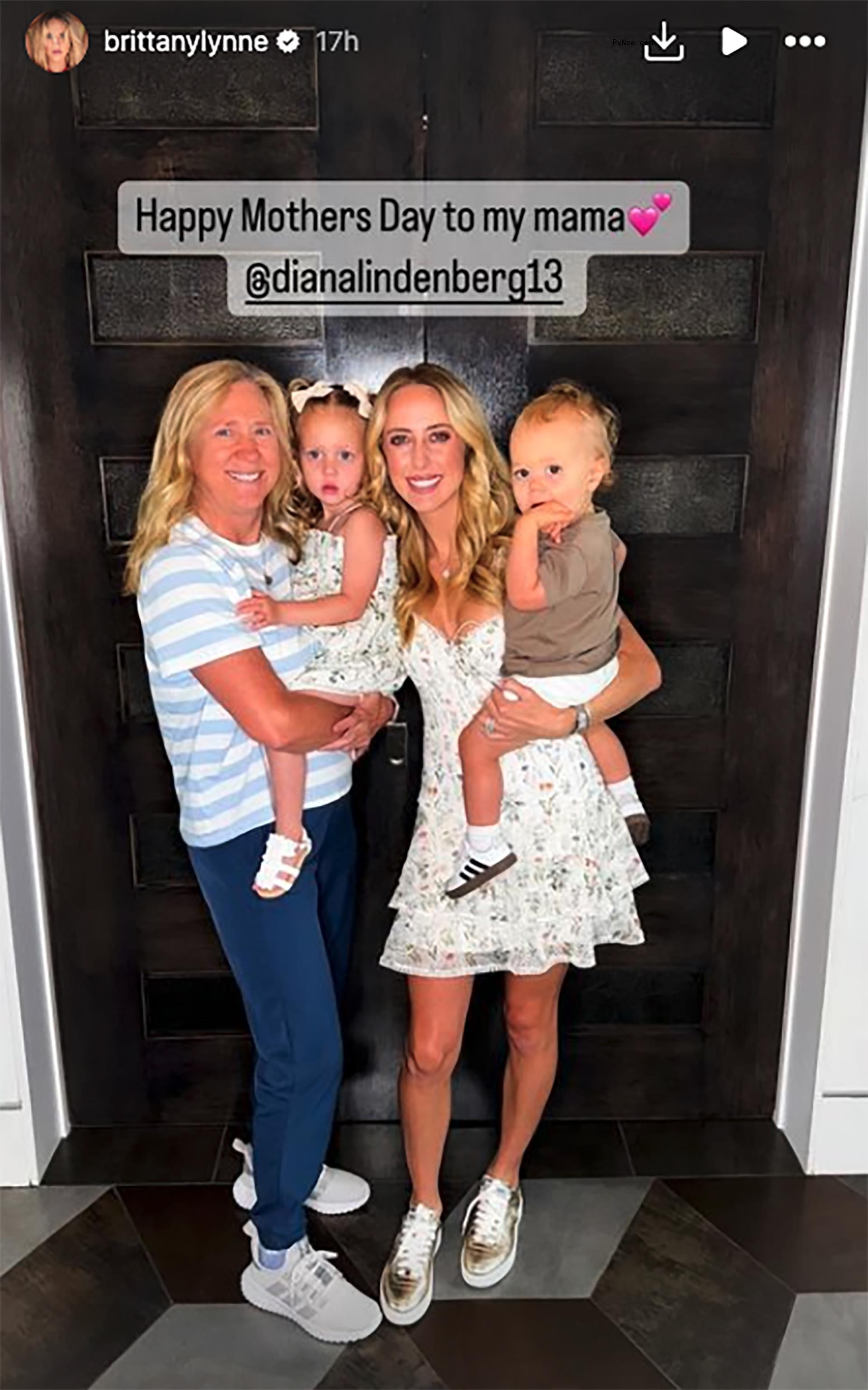 Brittany Mahomes with her kids and mom. 
