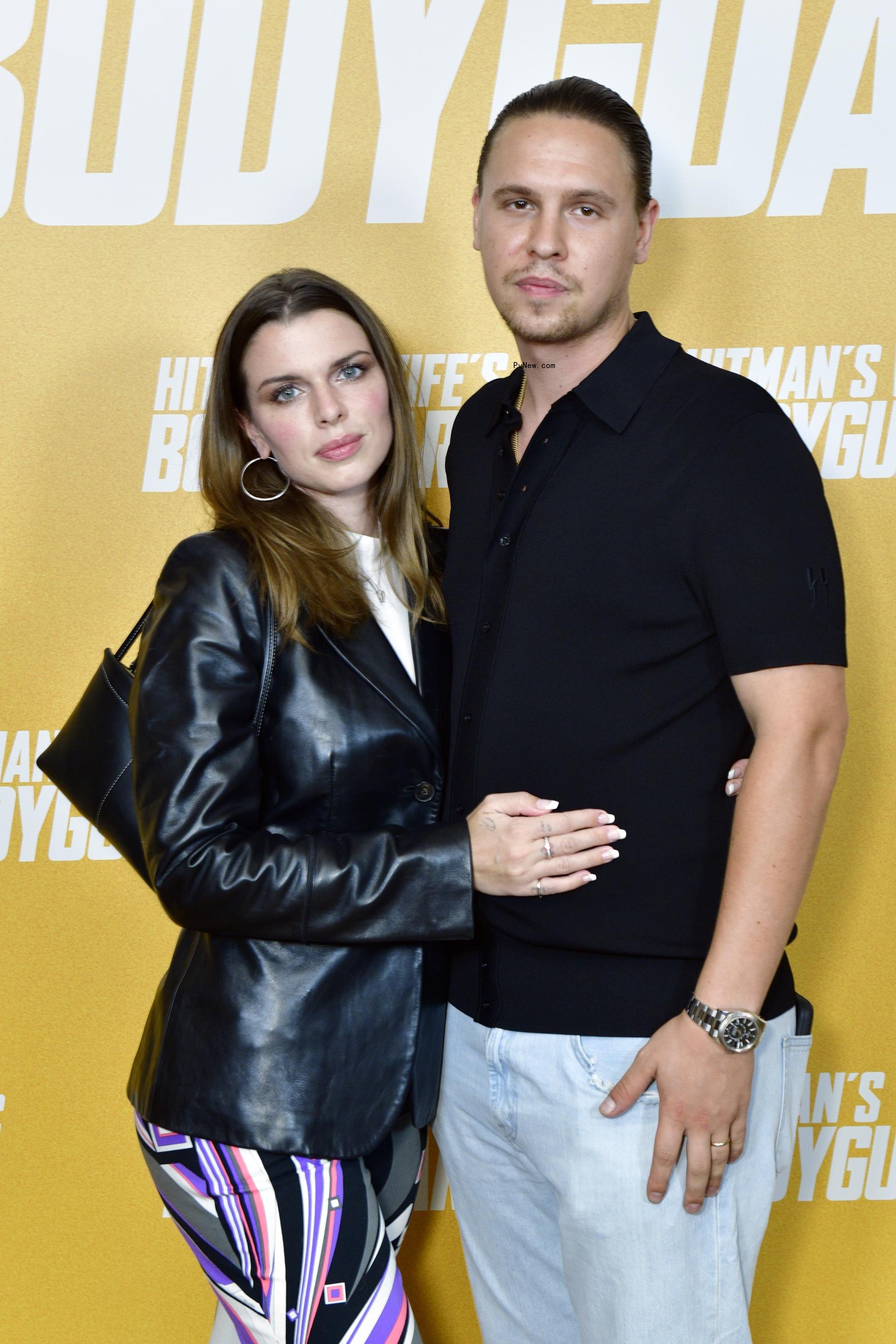 Julia Fox (L) and Peter Artemiev