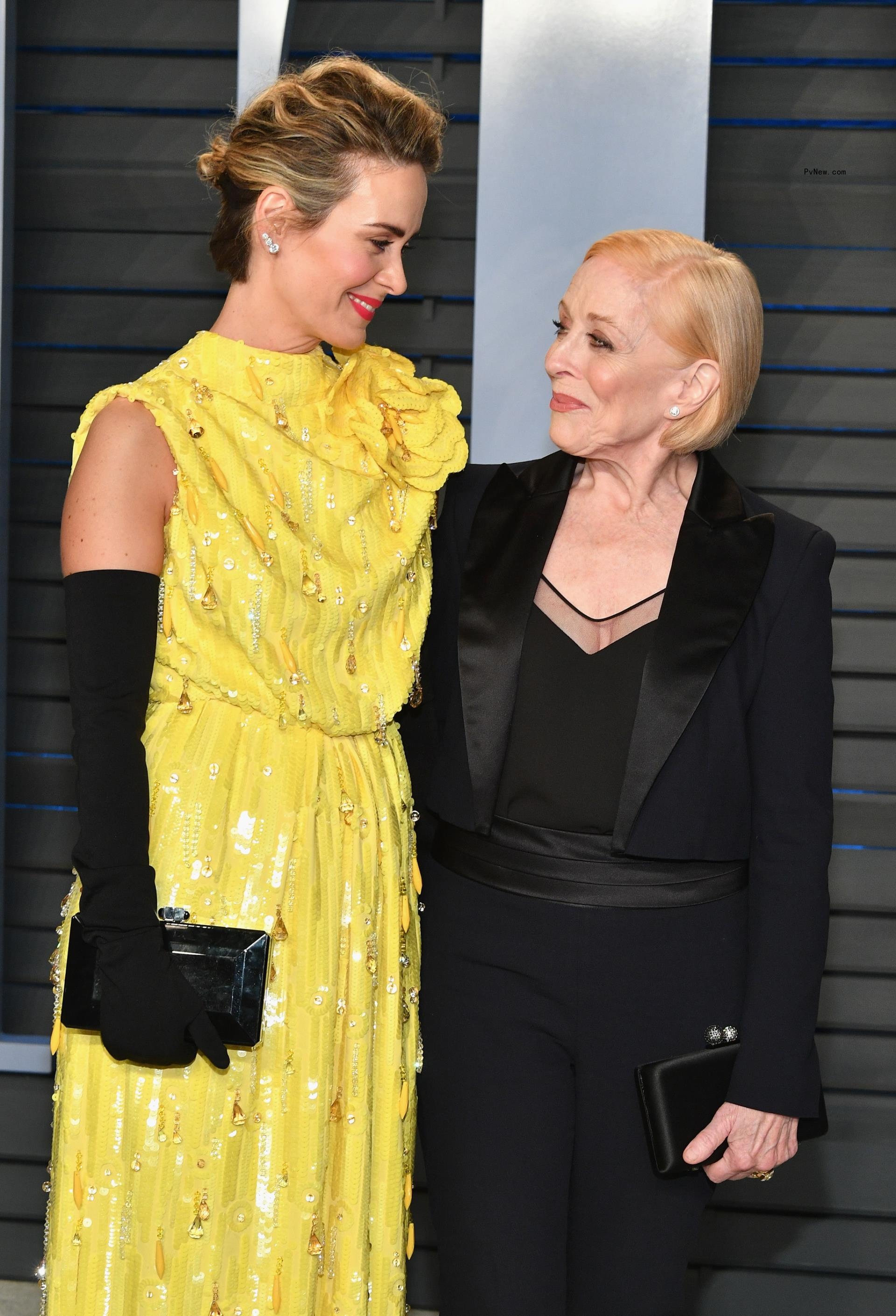  Sarah Paulson (L) and Holland Taylo