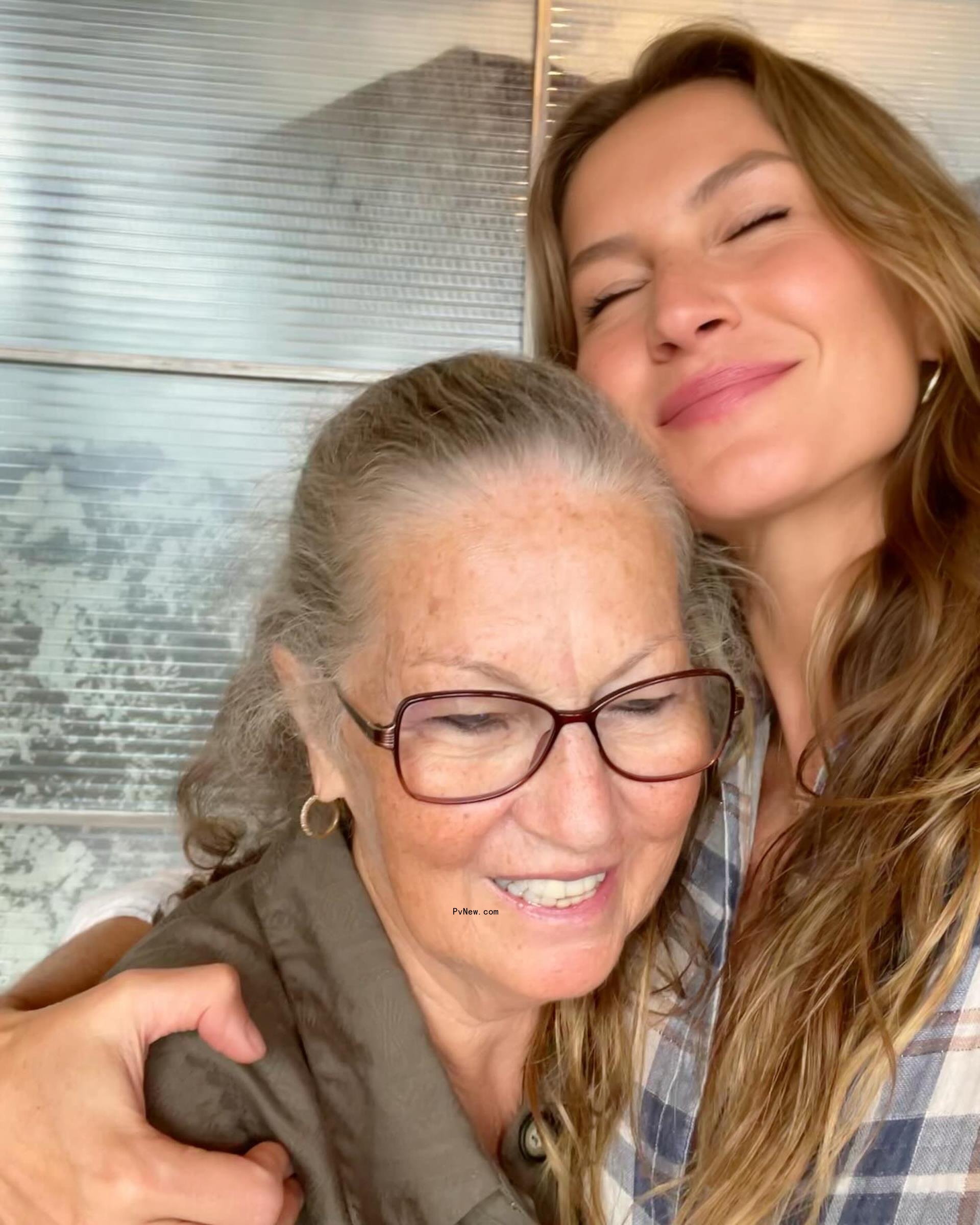 Gisele Bündchen and mom