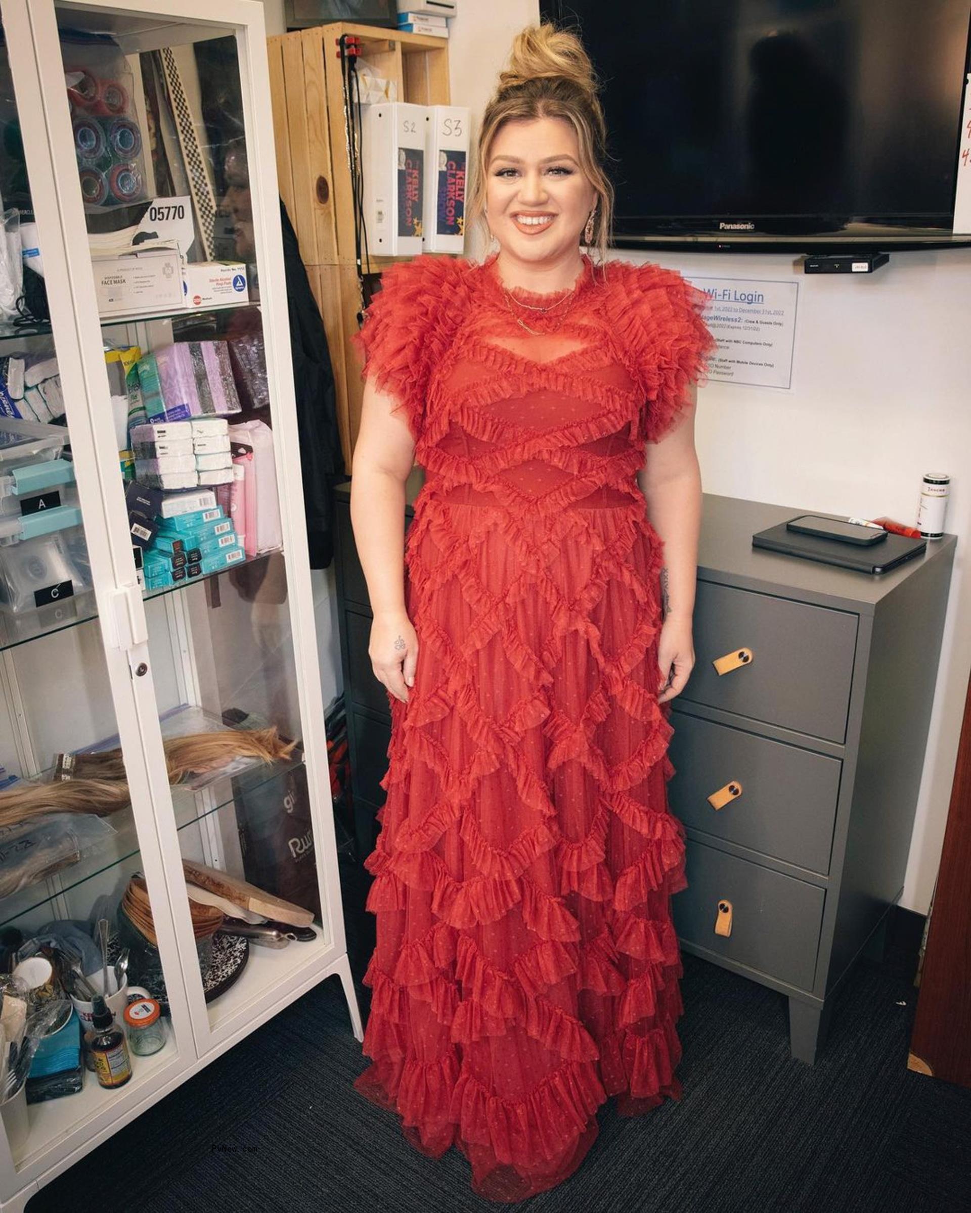 Kelly Clarkson in a red gown. 