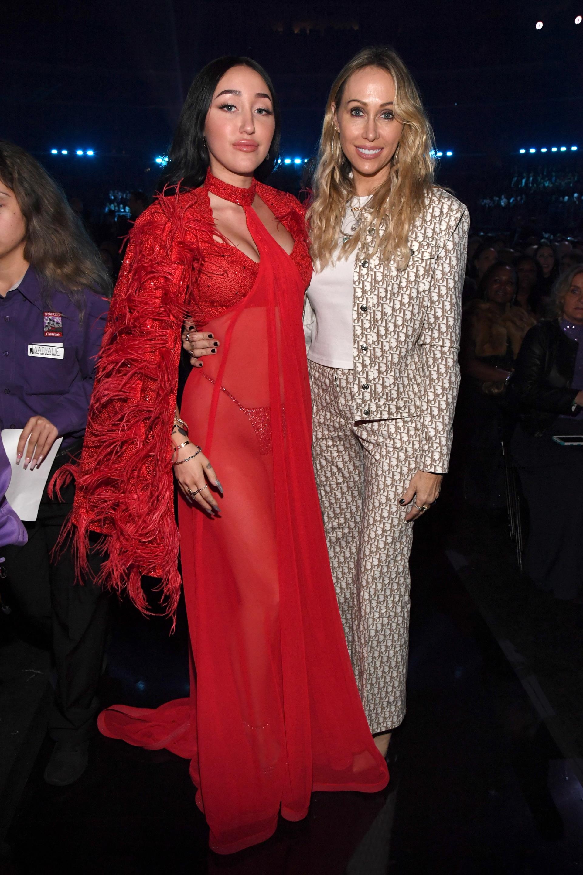 Noah Cyrus and Tish Cyrus posing together