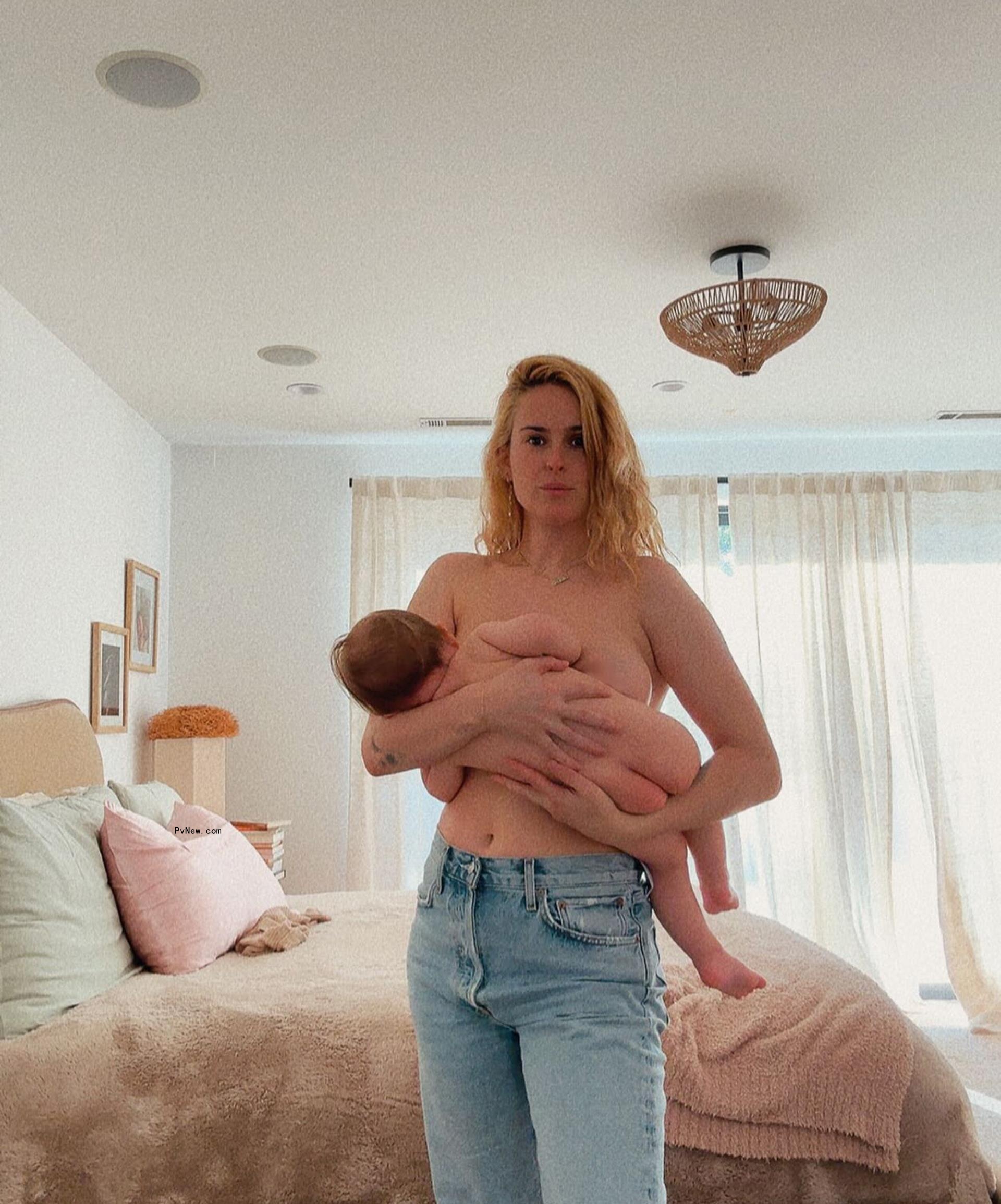 Rumer Willis breastfeeding her daughter Louetta. 