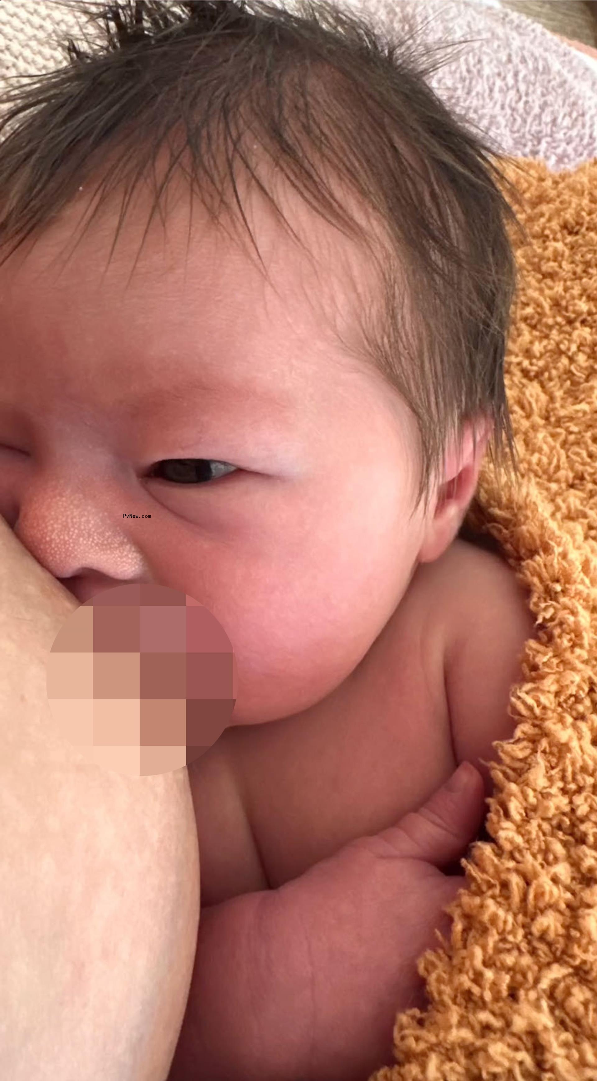 Rumer Willis breastfeeding her daughter Louetta. 