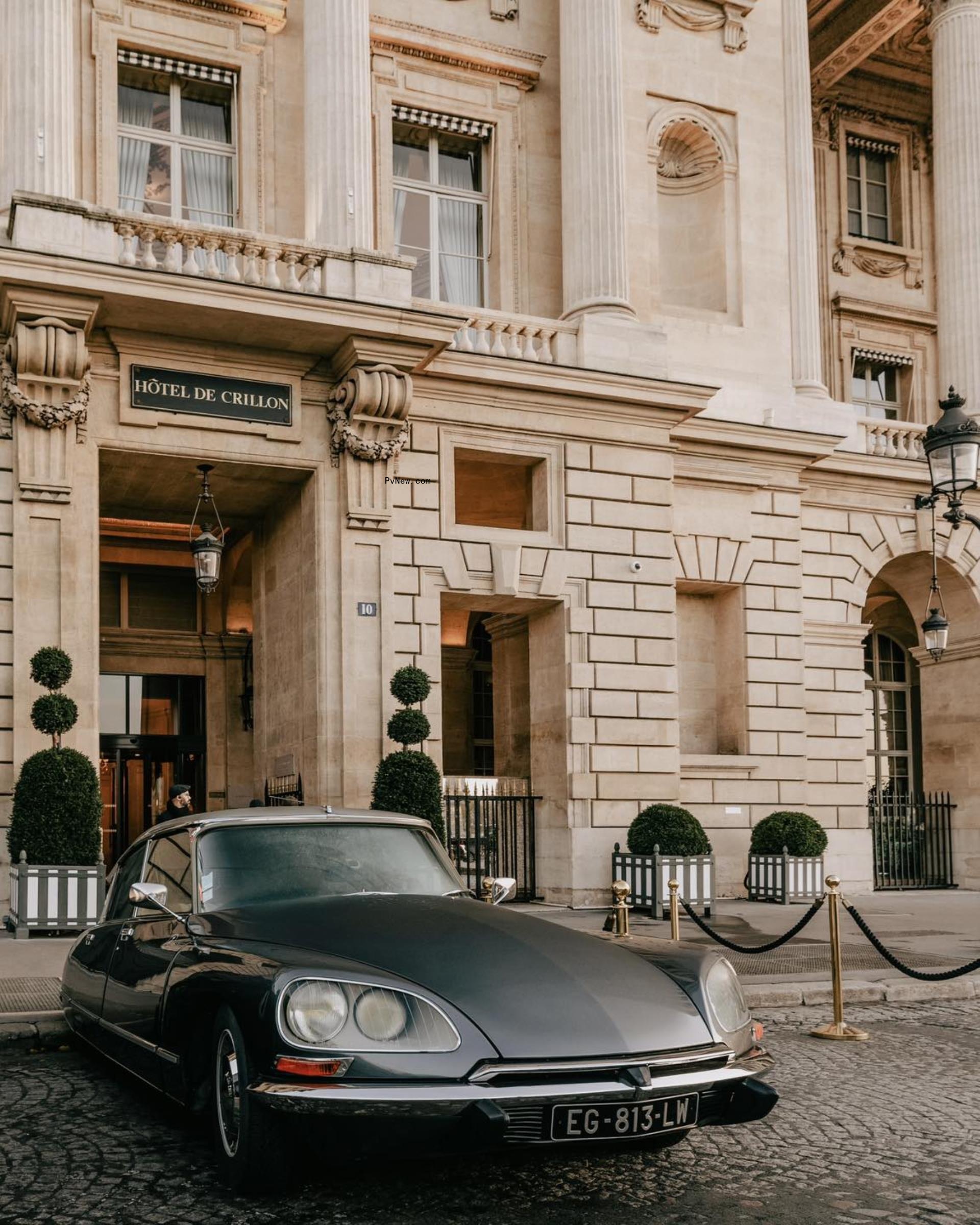 Hôtel De Crillon exterior.