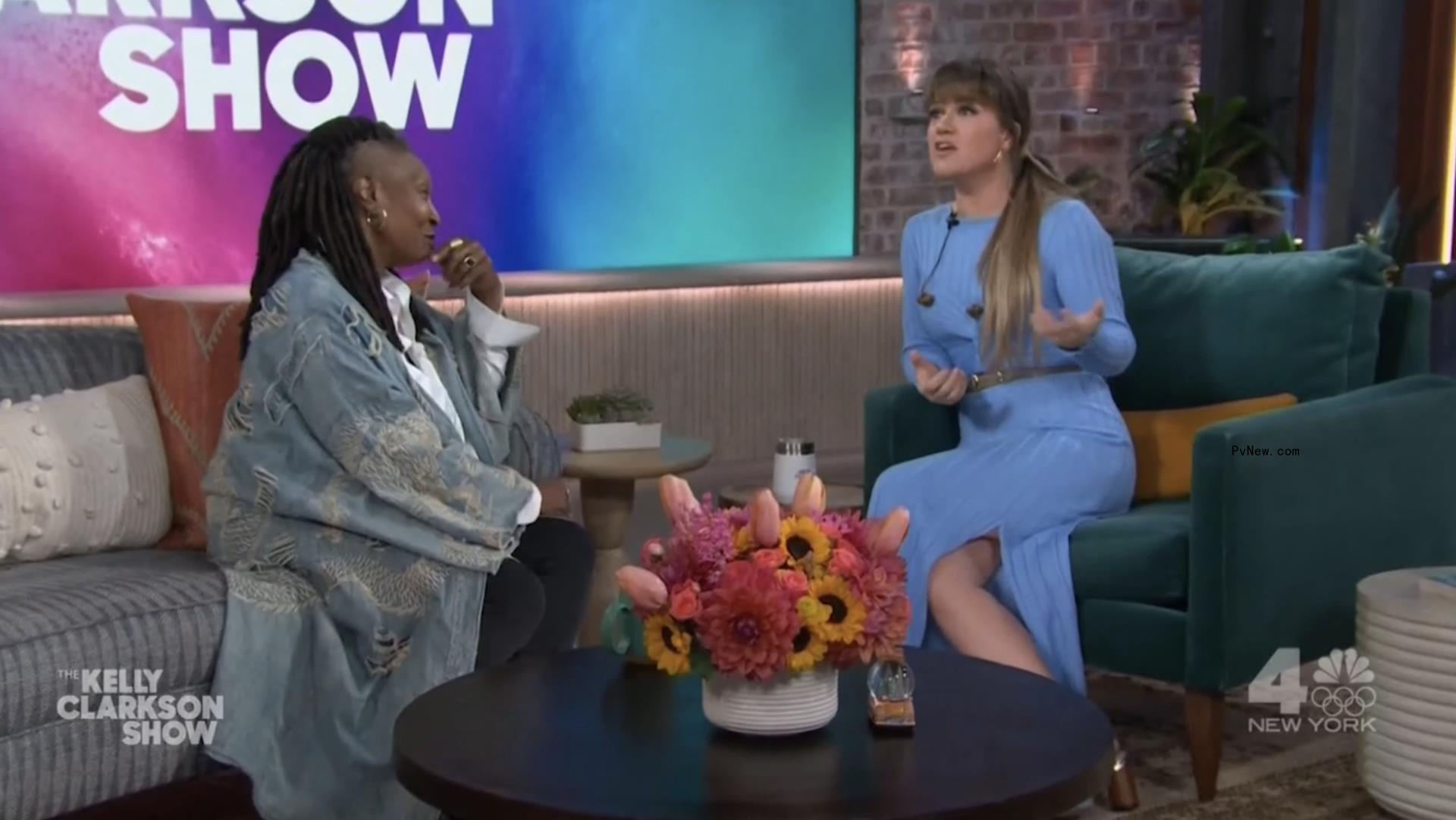 Whoopi Goldberg and Kelly Clarkson talking
