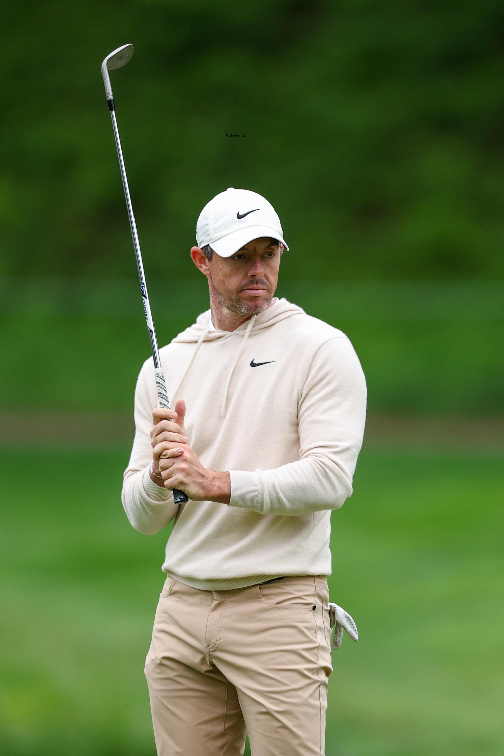 Rory McIlroy golfing.