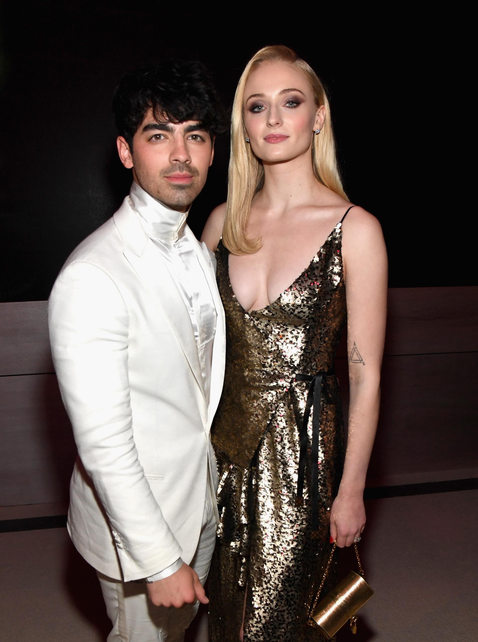 Joe Jo<i></i>nas and Sophie Turner posing together