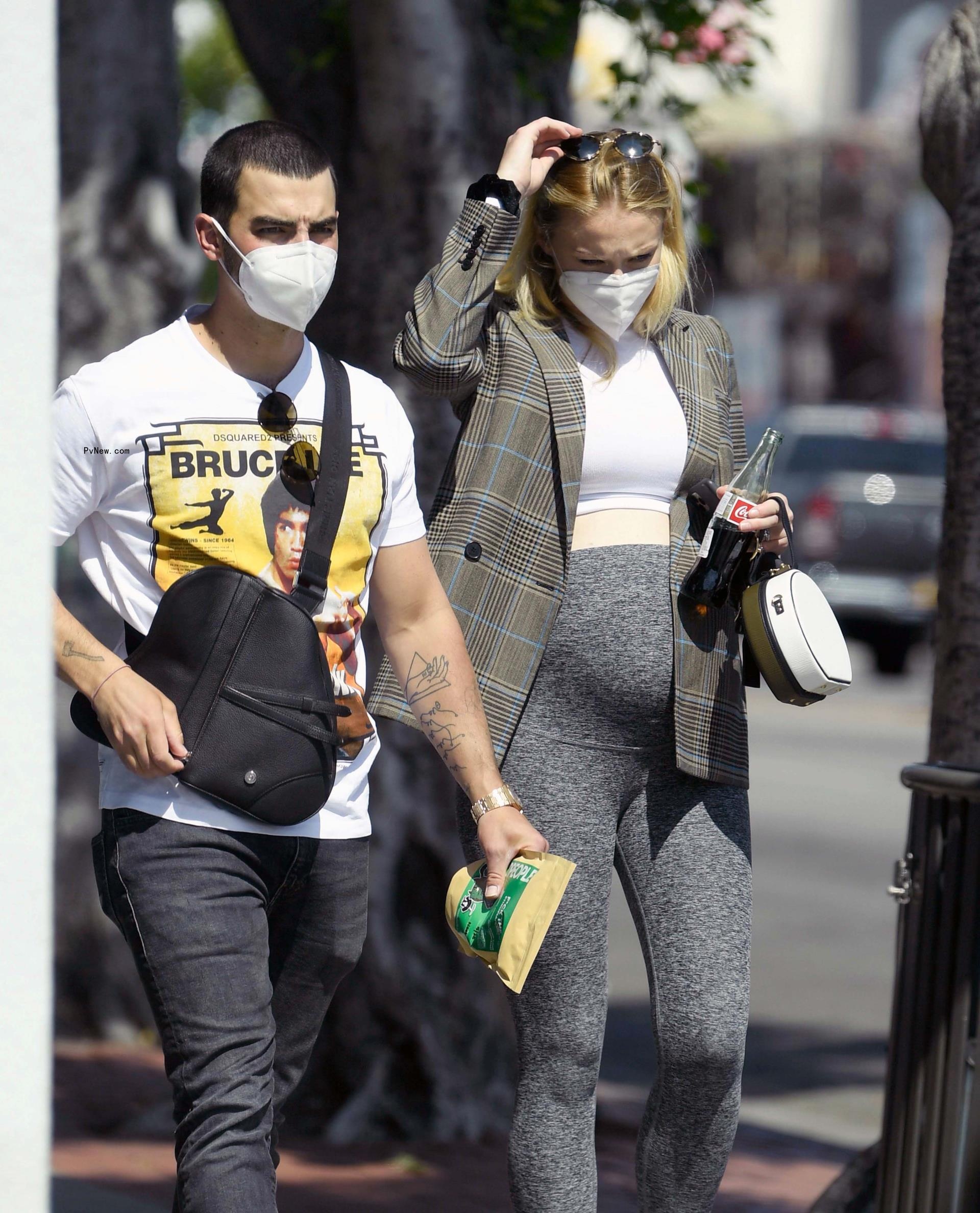 Pregnant Sophie Turner walking with Joe Jonas.