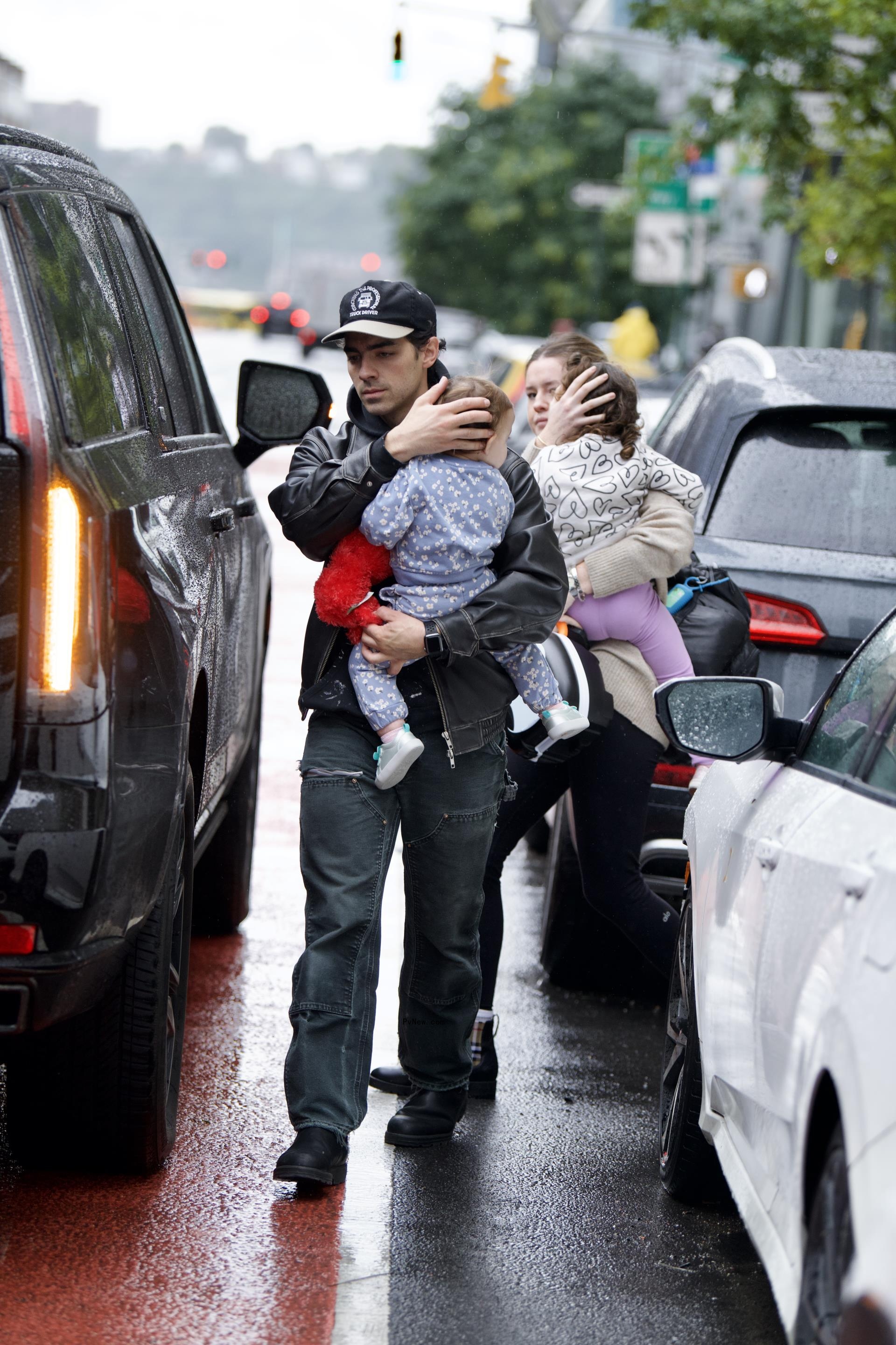 Joe Jo<i></i>nas and daughter
