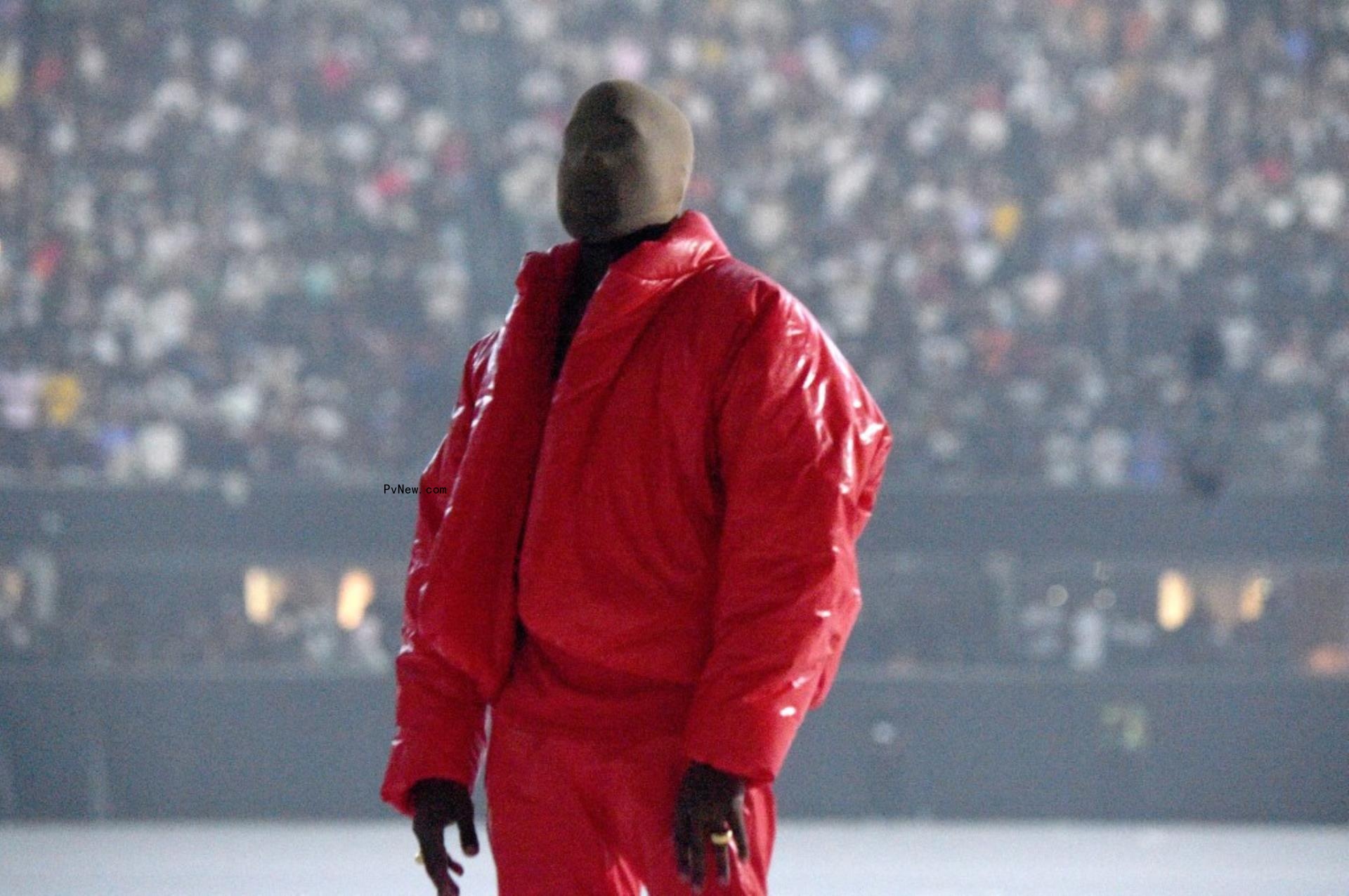 Kanye West wearing a face mask