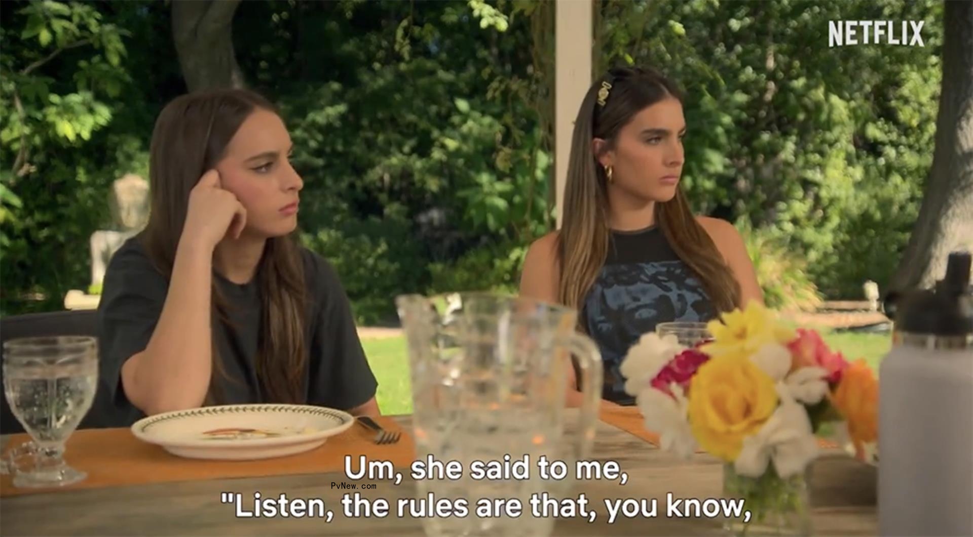 Sophia and Alexia Umansky sitting